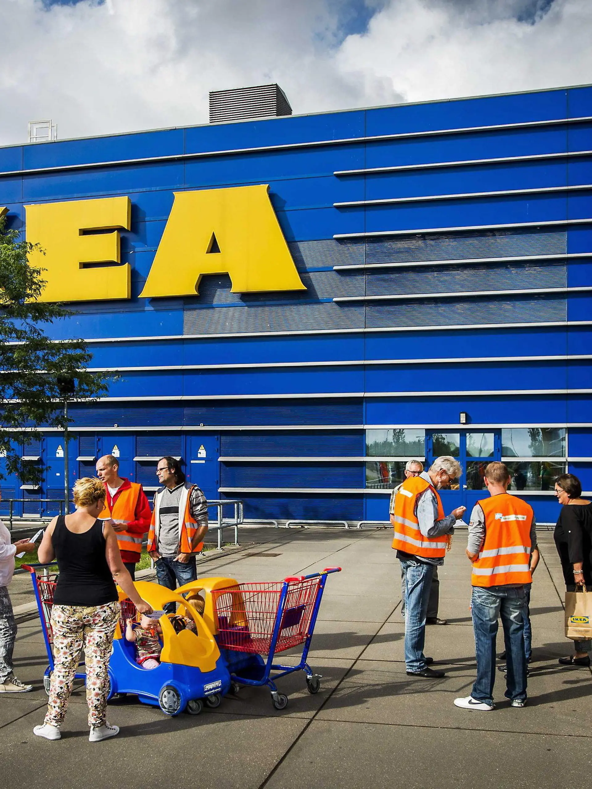 epa04354596 Activists from Dutch trade union FNV inform customers of IKEA about the alleged poor working conditions for the drivers of the retail in Haarlem, The Netherlands, 15 August 2014. The joint action of the trade unions FNV and BTB Belgium invited shoppers to send an email to IKEA to voice their concern. According to the unions, mostly Eastern European IKEA drivers are allegedly being exploited EPA/REMKO DE WAAL +++(c) dpa - Bildfunk+++