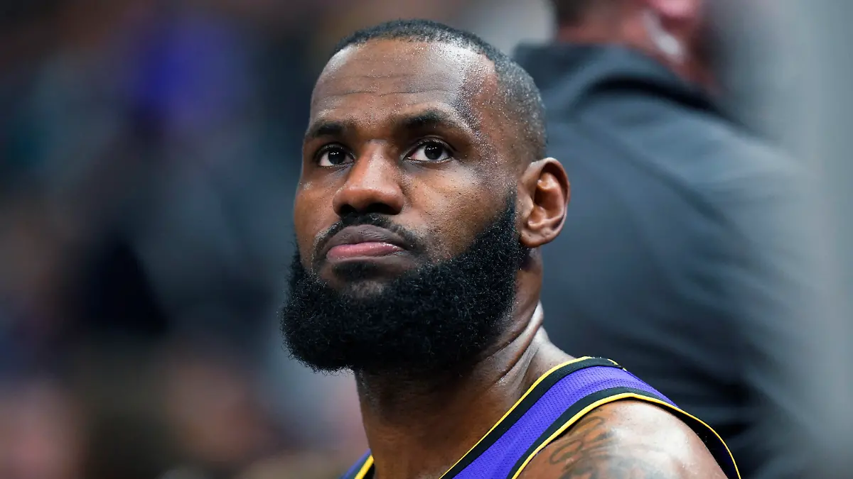 05.04.2023, USA, Salt Lake City: Basketball: NBA, Hauptrunde, Utah Jazz - Los Angeles Lakers. Los Angeles Lakers-Forward LeBron James sitzt während der zweiten Halbzeit auf der Bank. Foto: Rick Bowmer/AP +++ dpa-Bildfunk +++
