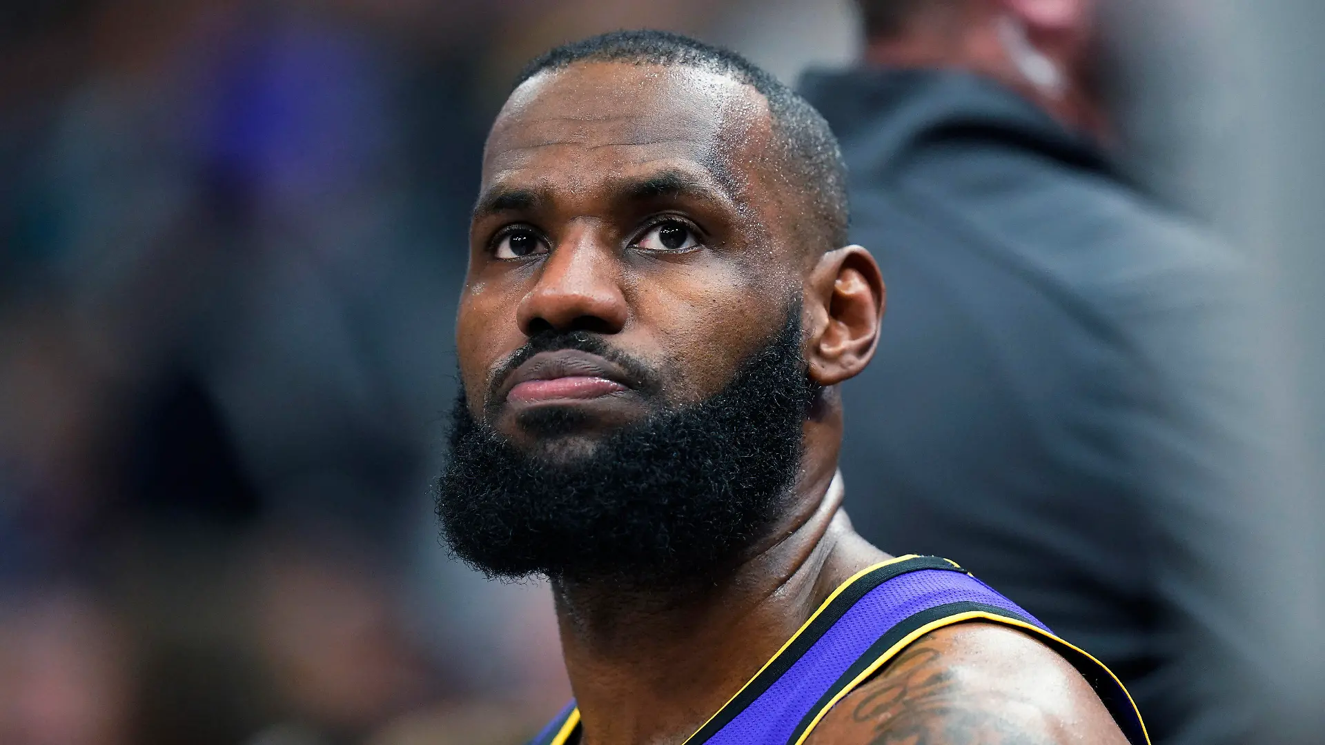 05.04.2023, USA, Salt Lake City: Basketball: NBA, Hauptrunde, Utah Jazz - Los Angeles Lakers. Los Angeles Lakers-Forward LeBron James sitzt während der zweiten Halbzeit auf der Bank. Foto: Rick Bowmer/AP +++ dpa-Bildfunk +++