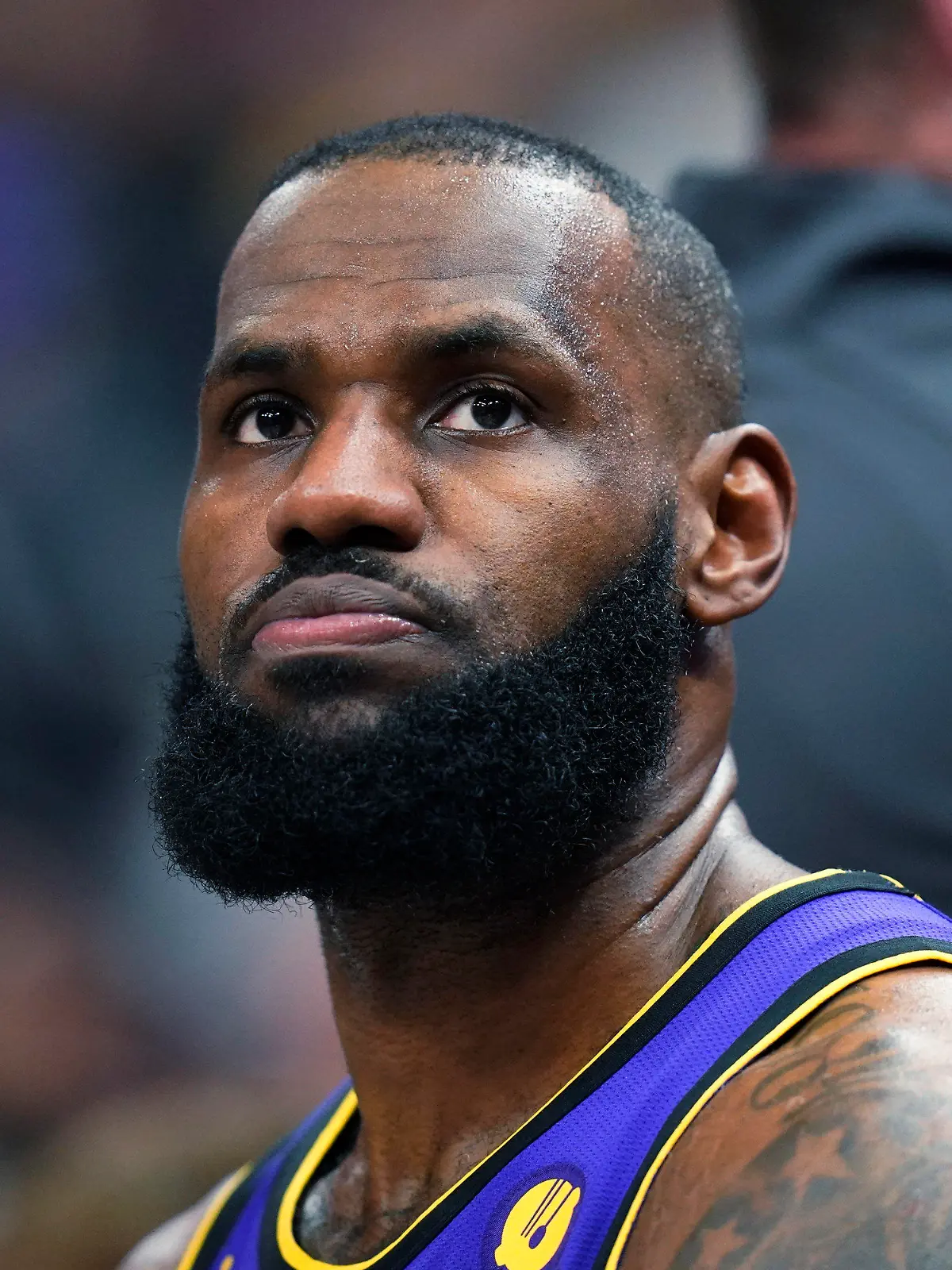 05.04.2023, USA, Salt Lake City: Basketball: NBA, Hauptrunde, Utah Jazz - Los Angeles Lakers. Los Angeles Lakers-Forward LeBron James sitzt während der zweiten Halbzeit auf der Bank. Foto: Rick Bowmer/AP +++ dpa-Bildfunk +++