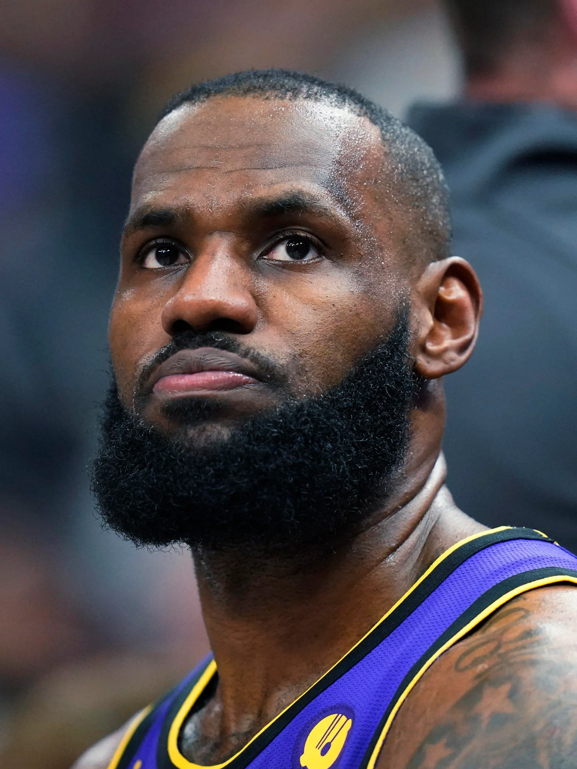 05.04.2023, USA, Salt Lake City: Basketball: NBA, Hauptrunde, Utah Jazz - Los Angeles Lakers. Los Angeles Lakers-Forward LeBron James sitzt während der zweiten Halbzeit auf der Bank. Foto: Rick Bowmer/AP +++ dpa-Bildfunk +++