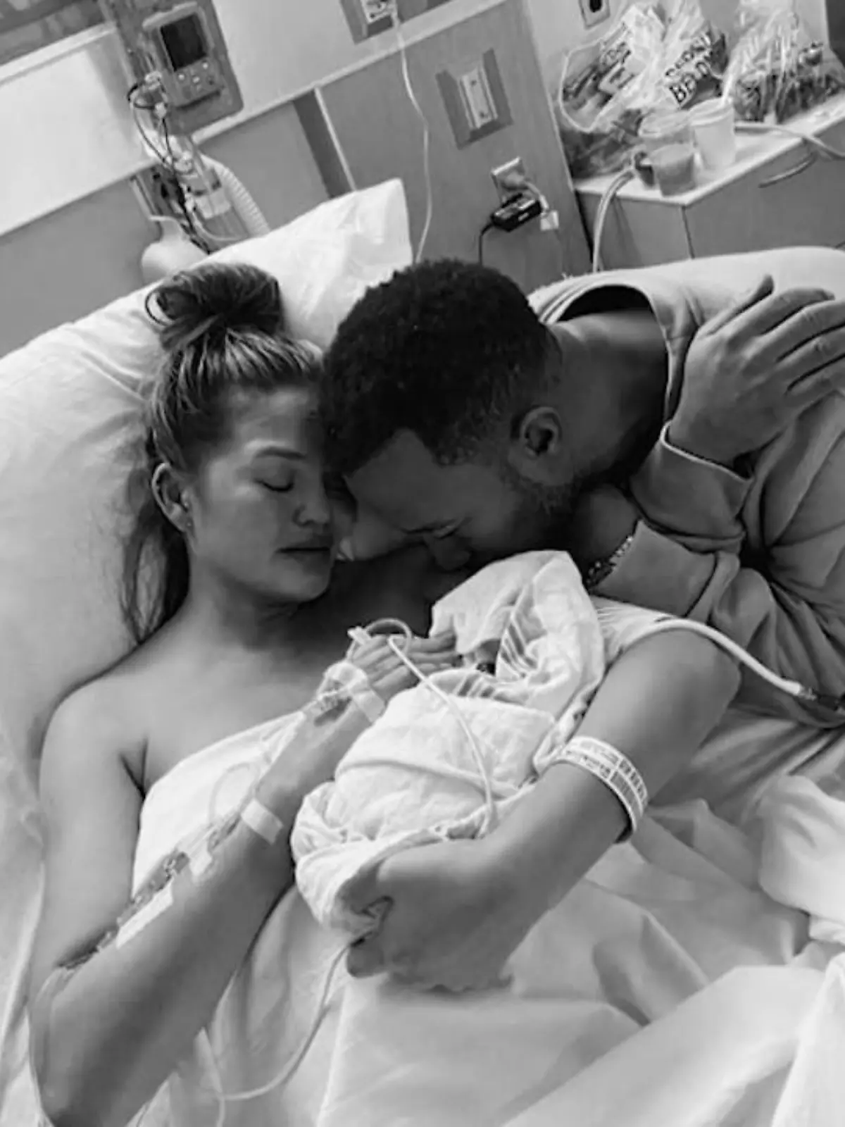 Bild zu: "Chrissy Teigen bringt Asche von totem Baby nach Hause"