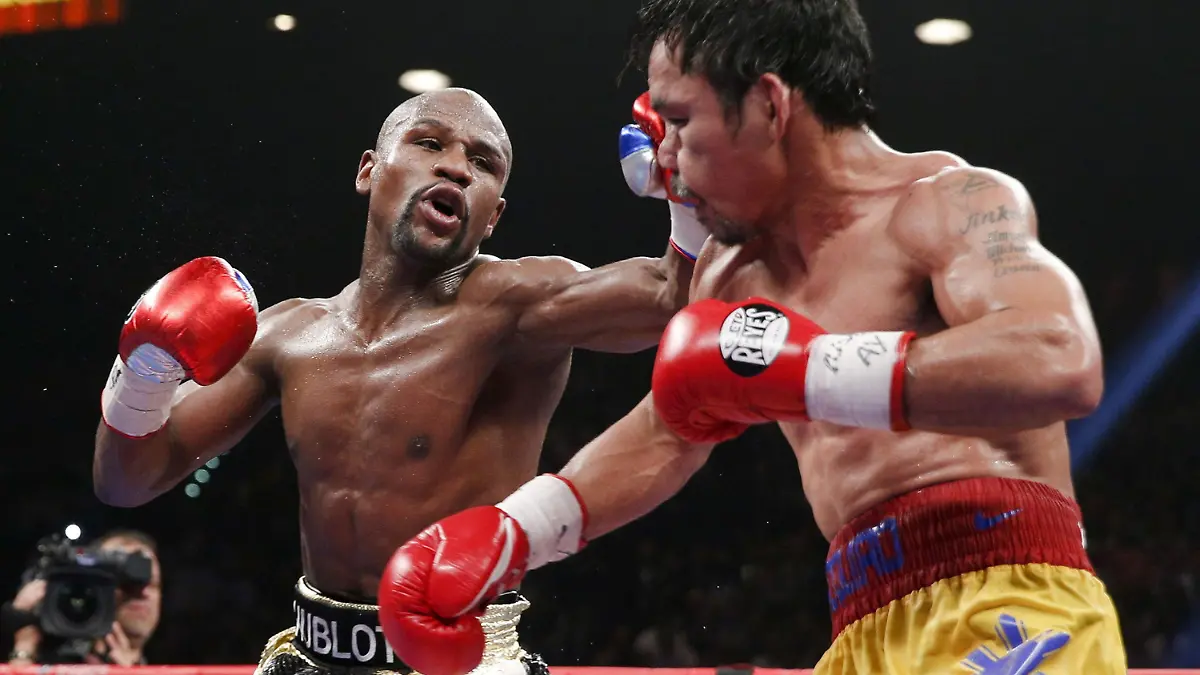 epa04730884 Floyd Mayweather Jr. (L) throws a left against Manny Pacquiao during their welterweight unification championship boxing fight at the MGM Grand Garden Arena in Las Vegas, Nevada, USA, on 02 May 2015. EPA/ESTHER LIN +++(c) dpa - Bildfunk+++