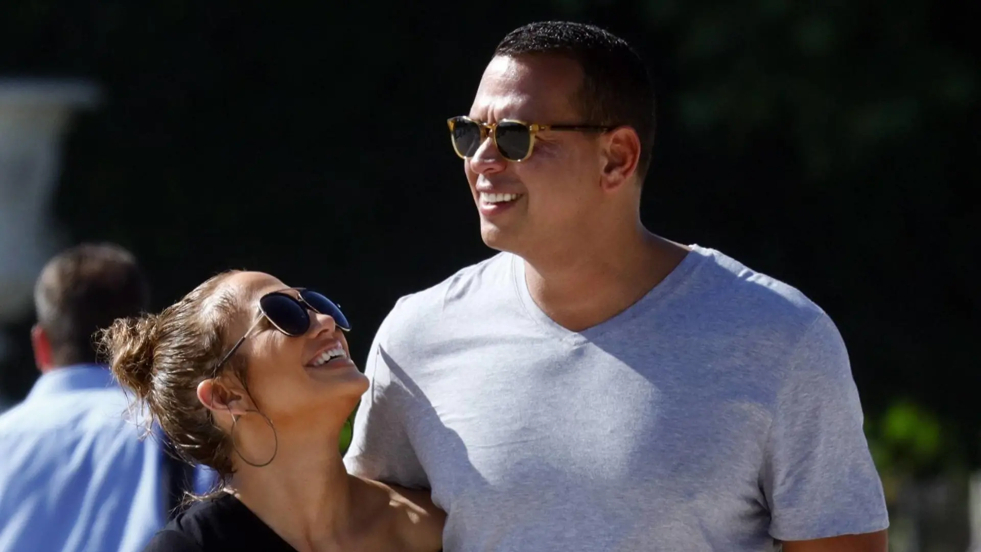 June 18, 2017 - Paris, France - Jennifer Lopez and Her boyfriend Alex Rodriguez walk through the park of Jardin des Tuileries and seen taking pictures with the Pyramide of Louvre in Paris, France, on June 18, 2017. Paris France PUBLICATIONxINxGERxSUIxAUTxONLY - ZUMAn230 20170618_zaa_n230_599 Copyright: xMehdixTaamallahx

June 18 2017 Paris France Jennifer Lopez and her Boyfriend Alex Rodriguez Walk Through The Park of Jardin the Tuileries and Lakes Taking Pictures With The Pyramid of Louvre in Paris France ON June 18 2017 Paris France PUBLICATIONxINxGERxSUIxAUTxONLY  20170618_zaa_n230_599 Copyright xMehdixTaamallahx  