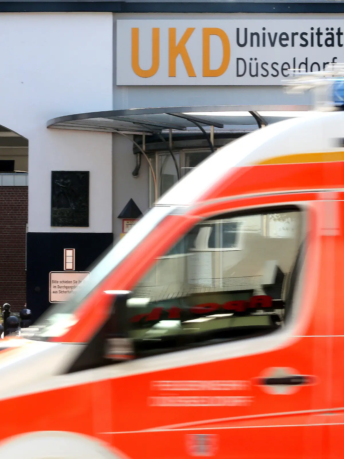 15.09.2020, Nordrhein-Westfalen, Düsseldorf: Am Haupteingang zum Universitätsklinikum Düsseldorf fährt ein Krankenwagen vorbei. Nach dem umfangreichen IT-Ausfall an der Uniklinik dauern die Ermittlungen zu dem mutmaßlichen Hackerangriff an. Foto: Roland Weihrauch/dpa +++ dpa-Bildfunk +++