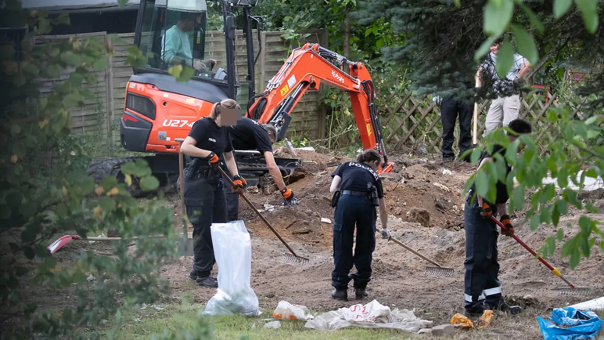  Niedersachsen, Hannover, 28.07.2020, Polizeibeamte durchsuchen eine Kleingarten-Parzelle zwischen Hannover-Ahlem und Seelze-Letter. Im Fall der verschwundenen Maddie McCann hat die Polizei mit der Durchsuchung einer Kleingarten-Parzelle in Hannover begonnen. *** Lower Saxony, Hannover, 28 07 2020, Police officers search an allotment garden plot between Hannover Ahlem and Seelze Letter In the case of the missing Maddie McCann, police have begun searching an allotment garden plot in Hannover