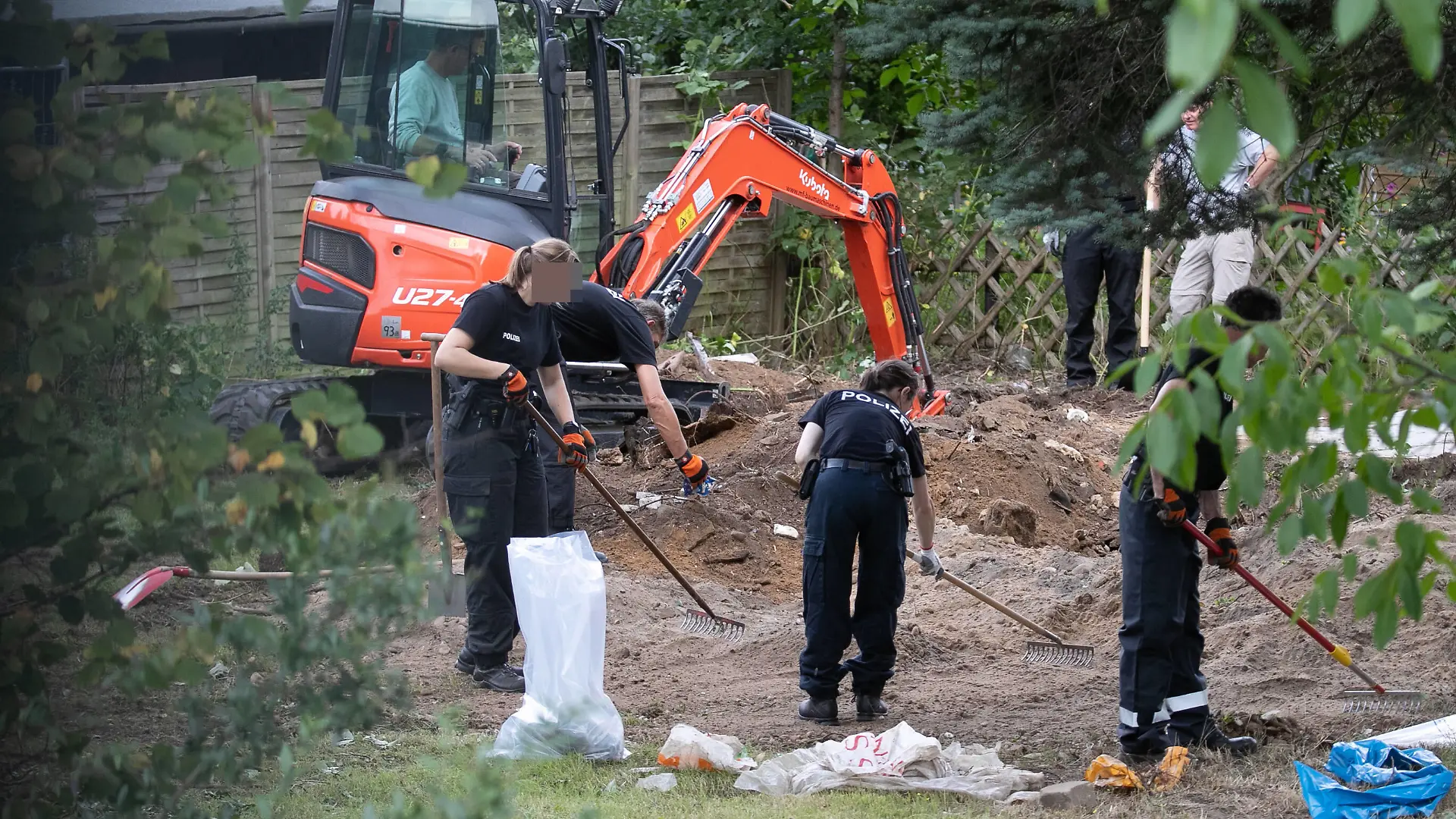 Niedersachsen, Hannover, 28.07.2020, Polizeibeamte durchsuchen eine Kleingarten-Parzelle zwischen Hannover-Ahlem und Seelze-Letter. Im Fall der verschwundenen Maddie McCann hat die Polizei mit der Durchsuchung einer Kleingarten-Parzelle in Hannover begonnen. *** Lower Saxony, Hannover, 28 07 2020, Police officers search an allotment garden plot between Hannover Ahlem and Seelze Letter In the case of the missing Maddie McCann, police have begun searching an allotment garden plot in Hannover