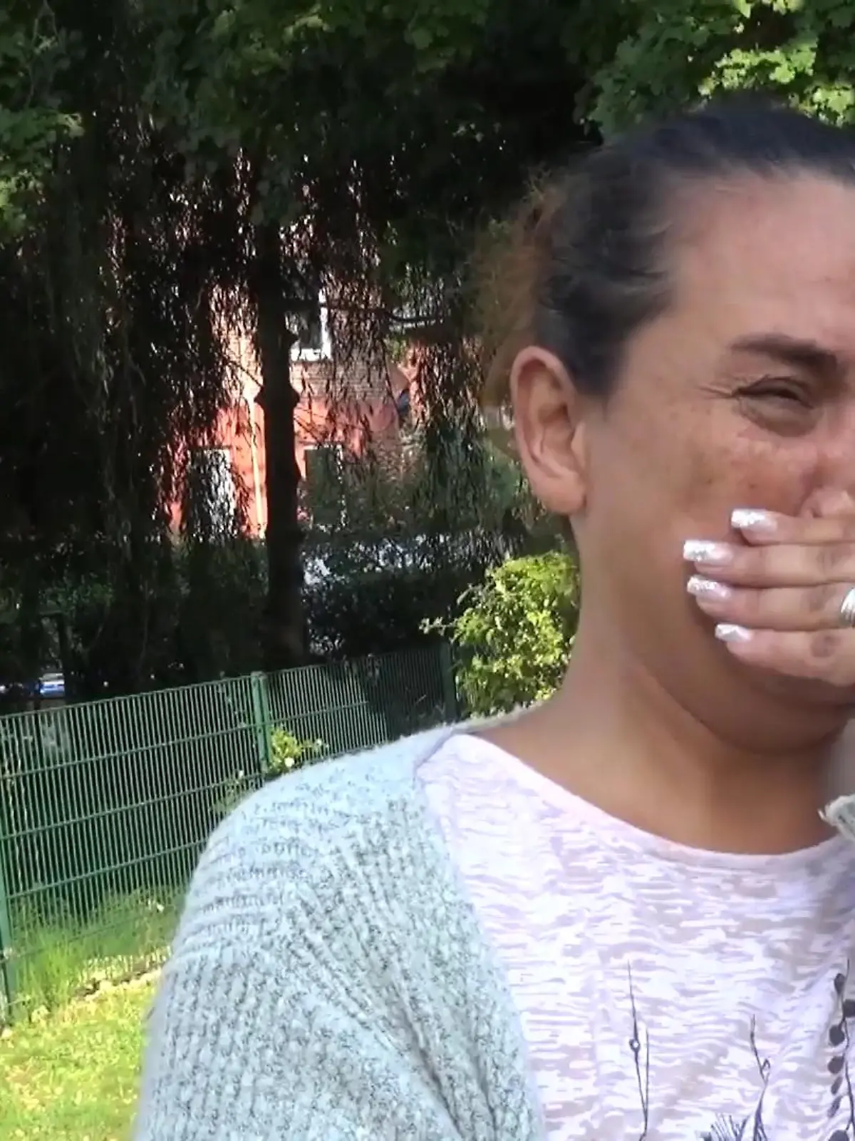 Für Yvonne M. ist kaum zu begreifen, was mit ihrer Tochter Celina passiert ist: Am Abend des 12. September verabschiedete sich die 16-Jährige von ihrer Mutter, weil sie mit Freundinnen zu einer Geburtstagsparty im Hamburger Stadtteil Winterhude fuhr. "Ich habe ihr noch viel Spaß gewünscht", erinnert sich Yvonne M. unter Tränen im RTL-Interview. In den frühen Morgenstunden bekam sie dann einen Anruf, dass Celina für tot erklärt wurde. Sie starb wohl an einer Überdosis Drogen. Im Video zeigen wir das Interview mit der Mutter.