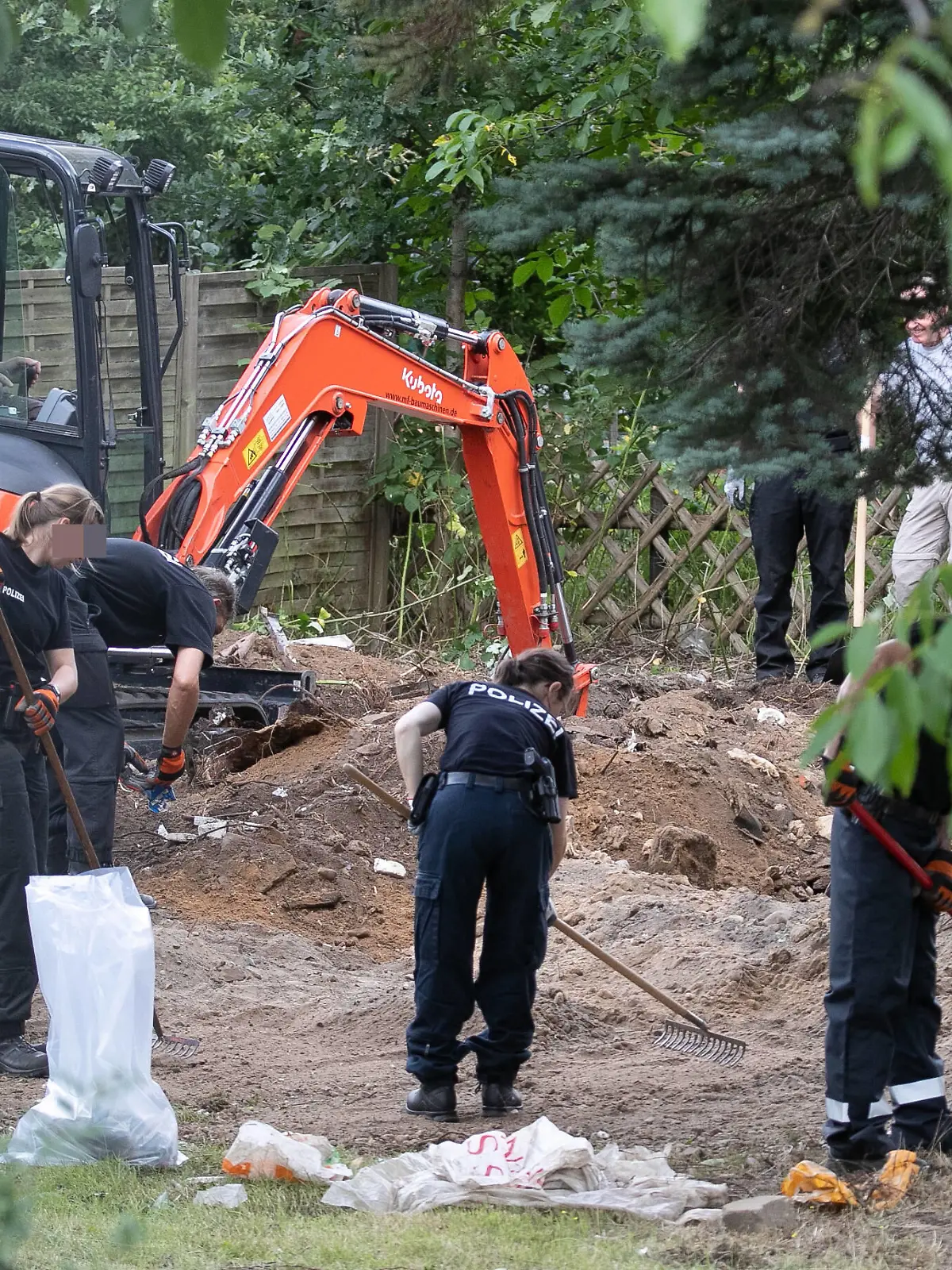  Niedersachsen, Hannover, 28.07.2020, Polizeibeamte durchsuchen eine Kleingarten-Parzelle zwischen Hannover-Ahlem und Seelze-Letter. Im Fall der verschwundenen Maddie McCann hat die Polizei mit der Durchsuchung einer Kleingarten-Parzelle in Hannover begonnen. *** Lower Saxony, Hannover, 28 07 2020, Police officers search an allotment garden plot between Hannover Ahlem and Seelze Letter In the case of the missing Maddie McCann, police have begun searching an allotment garden plot in Hannover