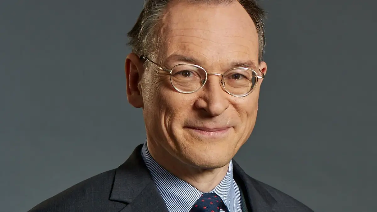 Dr. Lupold von Lehsten ist Historiker und stellvertretender Leiter des Instituts für Personengeschichte in Bensheim. Er ist Herausgeber des Standardwerks "Die Nachkommen Karls des Großen".