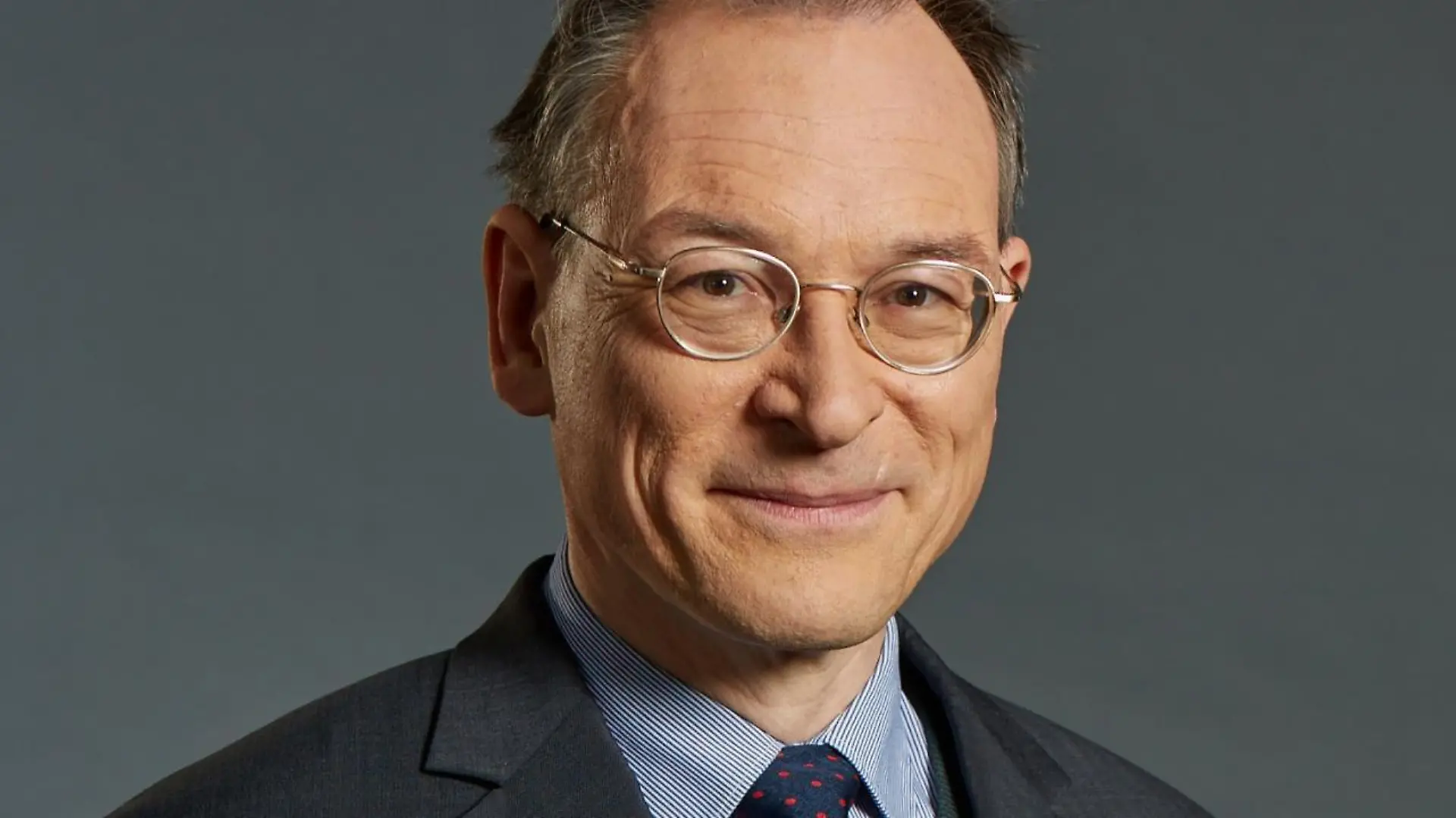 Dr. Lupold von Lehsten ist Historiker und stellvertretender Leiter des Instituts für Personengeschichte in Bensheim. Er ist Herausgeber des Standardwerks "Die Nachkommen Karls des Großen".