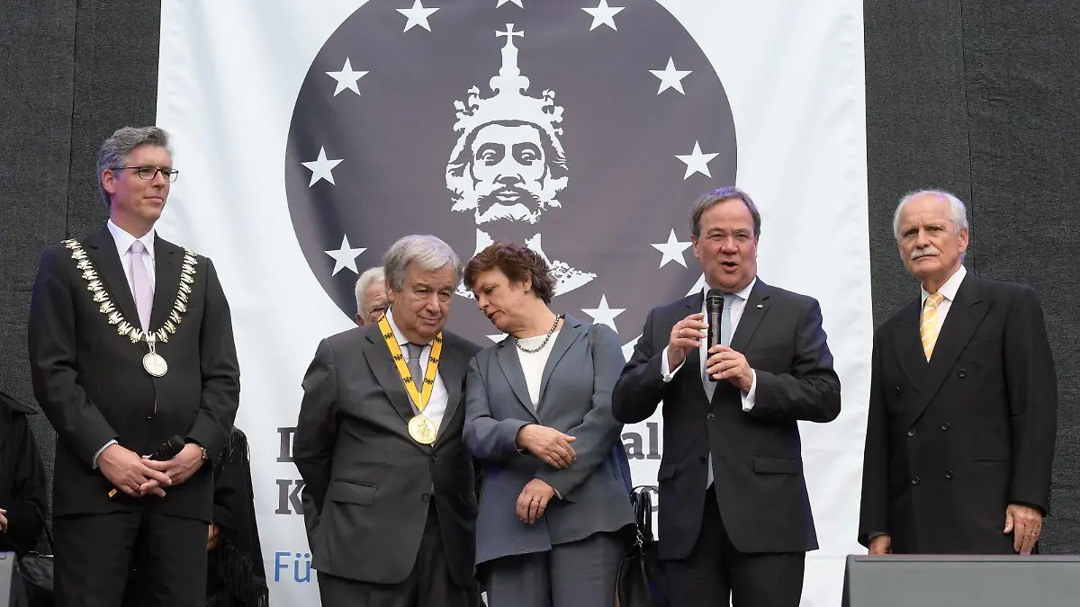 Verleihung des Internationalen Karlspreises 2019, an den Generalsekretär der Vereinten Nationen, Antonio Guterres, im Krönungssaal des Rathauses in Aachen. Dieses Bild zeigt v.l.n.r.: Oberbürgermeister der Stadt Aachen Marcel Philipp, Antonio Guterres, Catarina Marques de Almeida Vaz Pinto, Ministerpräsident Armin Laschet, Leiter Karlspreisdirektorium Jügen, Linden 2019 - Verleihung des Internationalen Karlspreises 2019, an den Generalsekretär der Vereinten Nationen, Antonio Guterres. *** Award of the International Charlemagne Prize 2019, to the Secretary General of the United Nations, Antonio Guterres, in the Coronation Hall of the City Hall in Aachen This picture shows the Lord Mayor of the City of Aachen Marcel Philipp, Antonio Guterres, Catarina Marques de Almeida Vaz Pinto, Prime Minister Armin Laschet, Director of the Charl