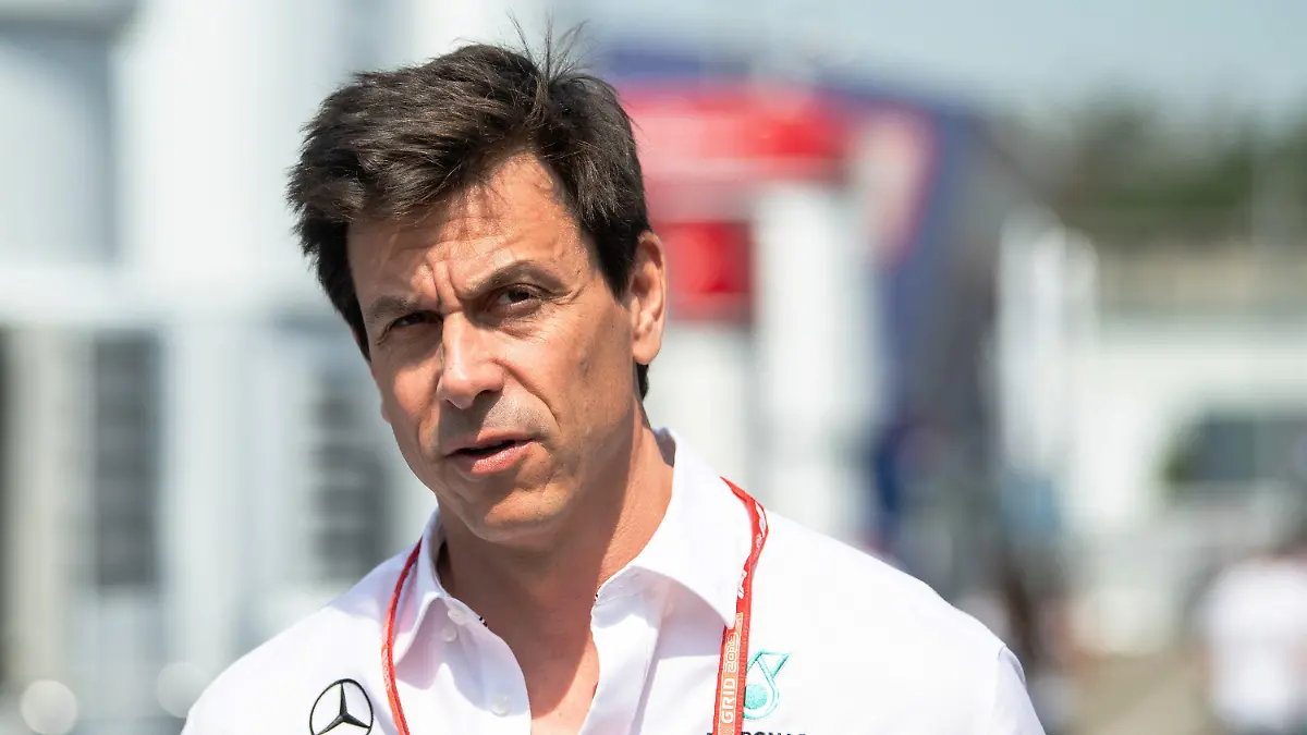 ARCHIV - 25.07.2019, Baden-Württemberg, Hockenheim: Motorsport: Formel-1-Weltmeisterschaft, Grand Prix von Deutschland. Toto Wolff, Motorsportchef des Mercedes-Teams, kommt ins Fahrerlager (zu dpa: Mercedes-Teamchef rechnet fest mit Hamilton-Verbleib). (zu dpa: «Mercedes-Teamchef rechnet fest mit Hamilton-Verbleib») Foto: Sebastian Gollnow/dpa +++ dpa-Bildfunk +++