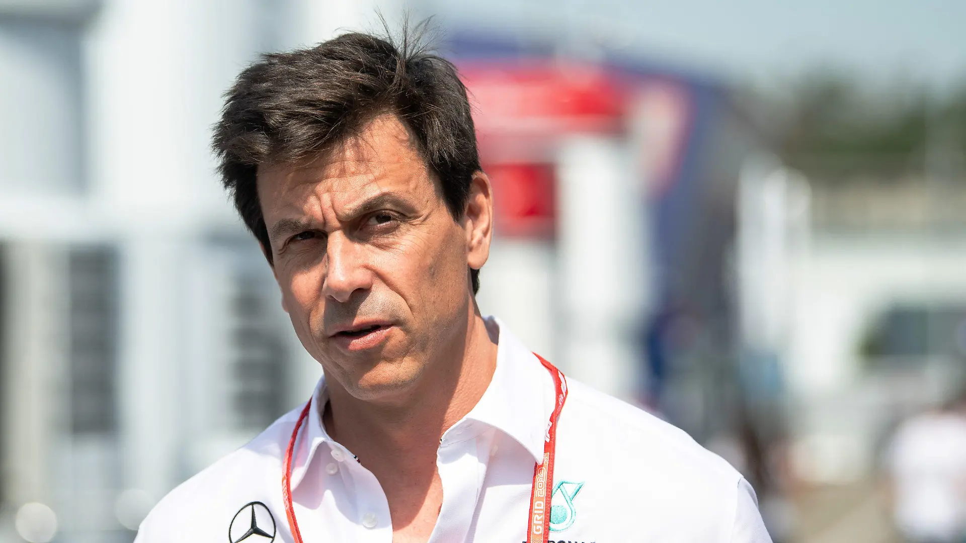 ARCHIV - 25.07.2019, Baden-Württemberg, Hockenheim: Motorsport: Formel-1-Weltmeisterschaft, Grand Prix von Deutschland. Toto Wolff, Motorsportchef des Mercedes-Teams, kommt ins Fahrerlager (zu dpa: Mercedes-Teamchef rechnet fest mit Hamilton-Verbleib). (zu dpa: «Mercedes-Teamchef rechnet fest mit Hamilton-Verbleib») Foto: Sebastian Gollnow/dpa +++ dpa-Bildfunk +++