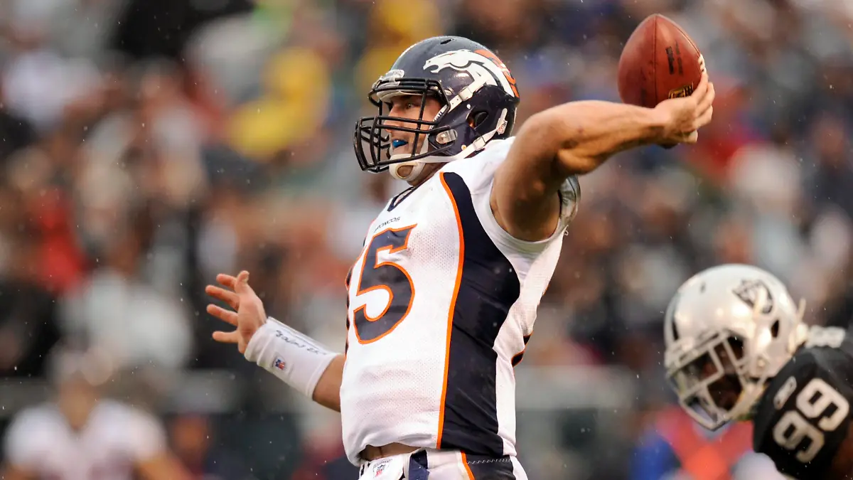 epa02502338 Denver Broncos quarterback Tim Tebow throws downfield against the Oakland Raiders during the second half at the Oakland-Alameda County Coliseum in Oakland, California, USA 19 December 2010. The Raiders defeated the Broncos 39 - 23. EPA/JOHN G MABANGLO ++