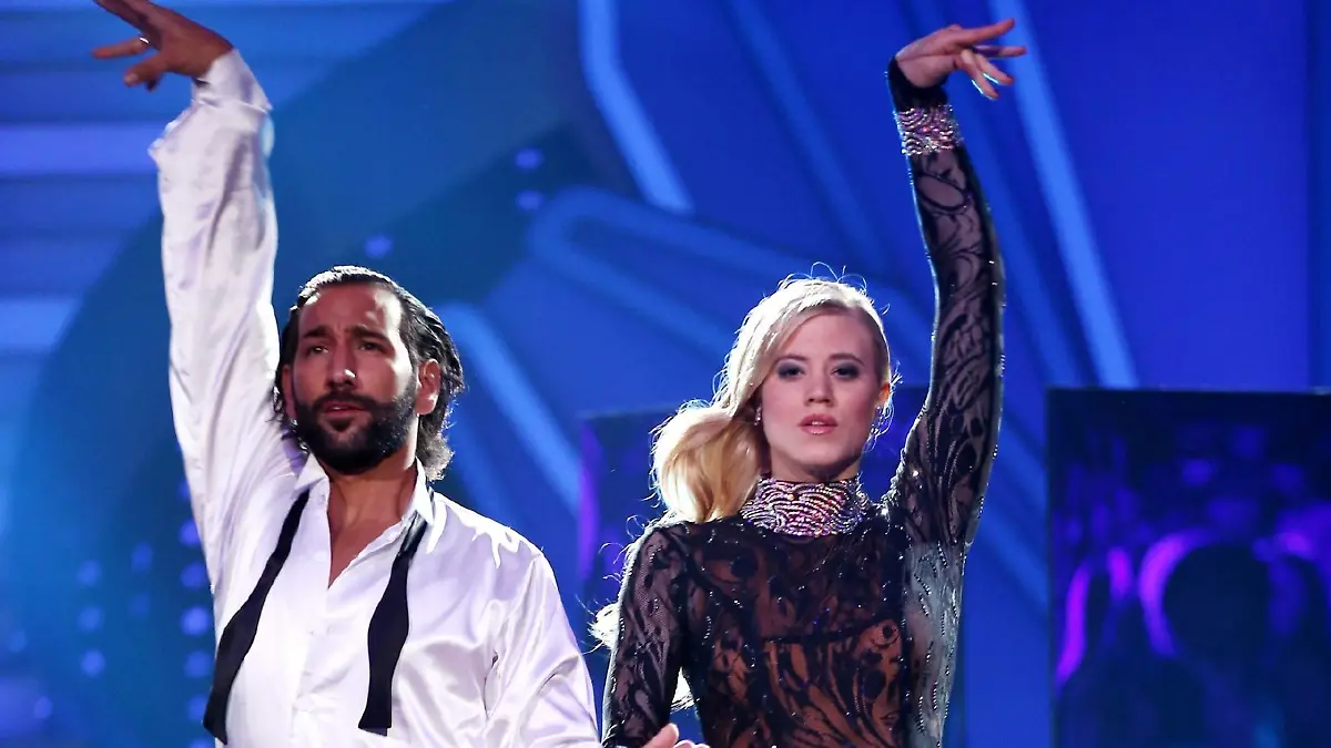 Larissa Marolt und Massimo Sinató Verwendung der Bilder für Online-Medien ausschließlich mit folgender Verlinkung:"Alle Infos zu "Let's Dance" im Special bei RTL.de: www.rtl.de/cms/sendungen/lets-dance.html