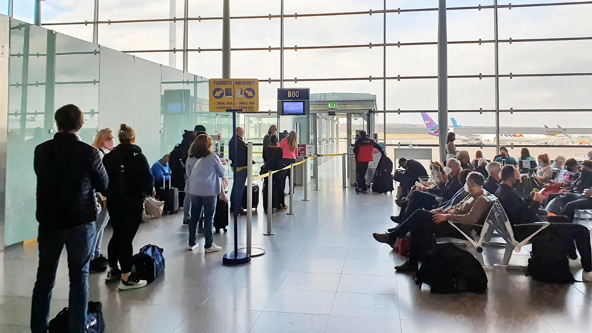 Köln/Bonn Themenfoto: Fliegen, Flughafen, Koeln Bonn, Boarding, 03.04.2022 Passagiere warten an einem Gate des Flughafen Koeln/Bonn auf das Besteigen ihrer Eurowings-Maschine nach Palma de Mallorca, Themenfoto:Fliegen, Flughafen, Koeln Bonn, Boarding, , 03.04.2022 - *** Cologne Bonn themed photo flying, airport, Cologne Bonn, boarding, 03 04 2022 passengers wait at a gate of Cologne Bonn airport to board their Eurowings plane to Palma de Mallorca, themed photo flying, airport, Cologne Bonn, boarding, , 03 04 2022 Copyright: xAugstx/xEibner-Pressefotox EP_jat