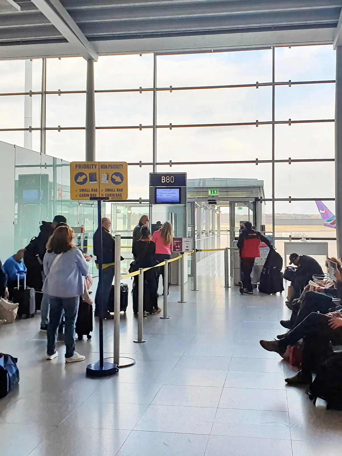  Köln/Bonn Themenfoto: Fliegen, Flughafen, Koeln Bonn, Boarding, 03.04.2022 Passagiere warten an einem Gate des Flughafen Koeln/Bonn auf das Besteigen ihrer Eurowings-Maschine nach Palma de Mallorca, Themenfoto:Fliegen, Flughafen, Koeln Bonn, Boarding, , 03.04.2022 - *** Cologne Bonn themed photo flying, airport, Cologne Bonn, boarding, 03 04 2022 passengers wait at a gate of Cologne Bonn airport to board their Eurowings plane to Palma de Mallorca, themed photo flying, airport, Cologne Bonn, boarding, , 03 04 2022 Copyright: xAugstx/xEibner-Pressefotox EP_jat