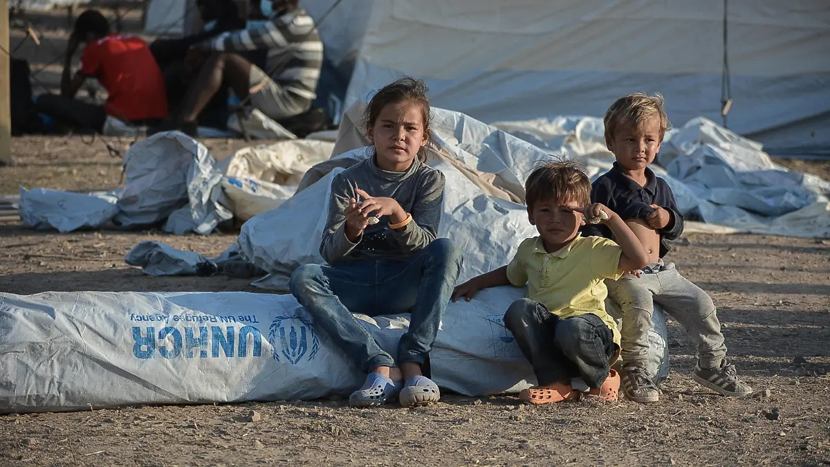 Registrierung für die Aufnahme und Unterbringung von Flüchtlingen und Einwanderern im neuen vorübergehenden Aufnahmelager für Flüchtlinge in Kara Tepe auf der griechischen Insel Lesbos am Samstag, den 12. September 2020. Tausende Flüchtlinge leben auf Lesbos seit den Bränden im zerstörten Camp von Moria auf der Straße. Neue Struktur in Kara Tepe *** Registration for the reception and accommodation of refugees and immigrants in the new temporary reception camp for refugees in Kara Tepe on the Greek island of Lesbos on Saturday 12 September 2020 Thousands of refugees live on Lesbos since the fires in the destroyed camp of Moria on the road New structure in Kara Tepe PUBLICATIONxNOTxINxGRE ANE5143176