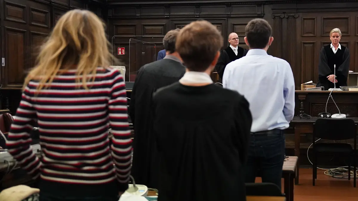 ARCHIV - 01.12.2022, Hamburg: Das angeklagte Ehepaar (vorne l und 2.v.r) steht zu Beginn des Prozesses wegen versuchter Anstiftung zum Mord im Sitzungssaal im Strafjustizgebäude. Im Hintergrund steht Jessica Koerner (r), Vorsitzende Richterin am Landgericht. Das Ehepaar soll zwischen Januar und März 2022 über das Darknet versucht haben, einen Auftragsmörder zu akquirieren, um den ehemaligen Lebenspartner der Frau und Vater der gemeinsamen Tochter töten zu lassen. Nun wird das Urteil erwartet. (zu dpa: «Urteil erwartet im Prozess wegen versuchter Anstiftung zum Mord») Foto: Marcus Brandt/dpa/Pool/dpa +++ dpa-Bildfunk +++