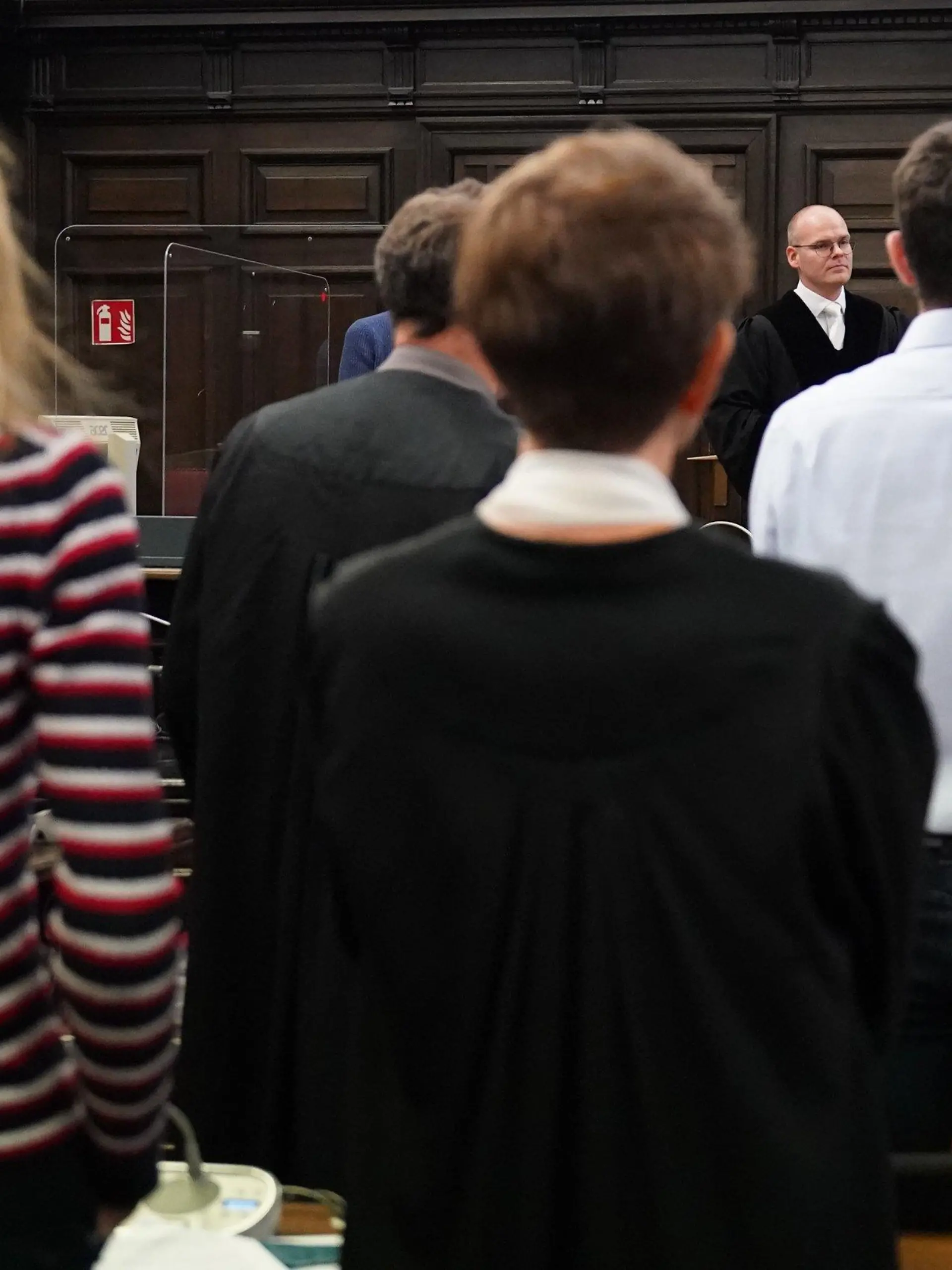 ARCHIV - 01.12.2022, Hamburg: Das angeklagte Ehepaar (vorne l und 2.v.r) steht zu Beginn des Prozesses wegen versuchter Anstiftung zum Mord im Sitzungssaal im Strafjustizgebäude. Im Hintergrund steht Jessica Koerner (r), Vorsitzende Richterin am Landgericht. Das Ehepaar soll zwischen Januar und März 2022 über das Darknet versucht haben, einen Auftragsmörder zu akquirieren, um den ehemaligen Lebenspartner der Frau und Vater der gemeinsamen Tochter töten zu lassen. Nun wird das Urteil erwartet. (zu dpa: «Urteil erwartet im Prozess wegen versuchter Anstiftung zum Mord») Foto: Marcus Brandt/dpa/Pool/dpa +++ dpa-Bildfunk +++