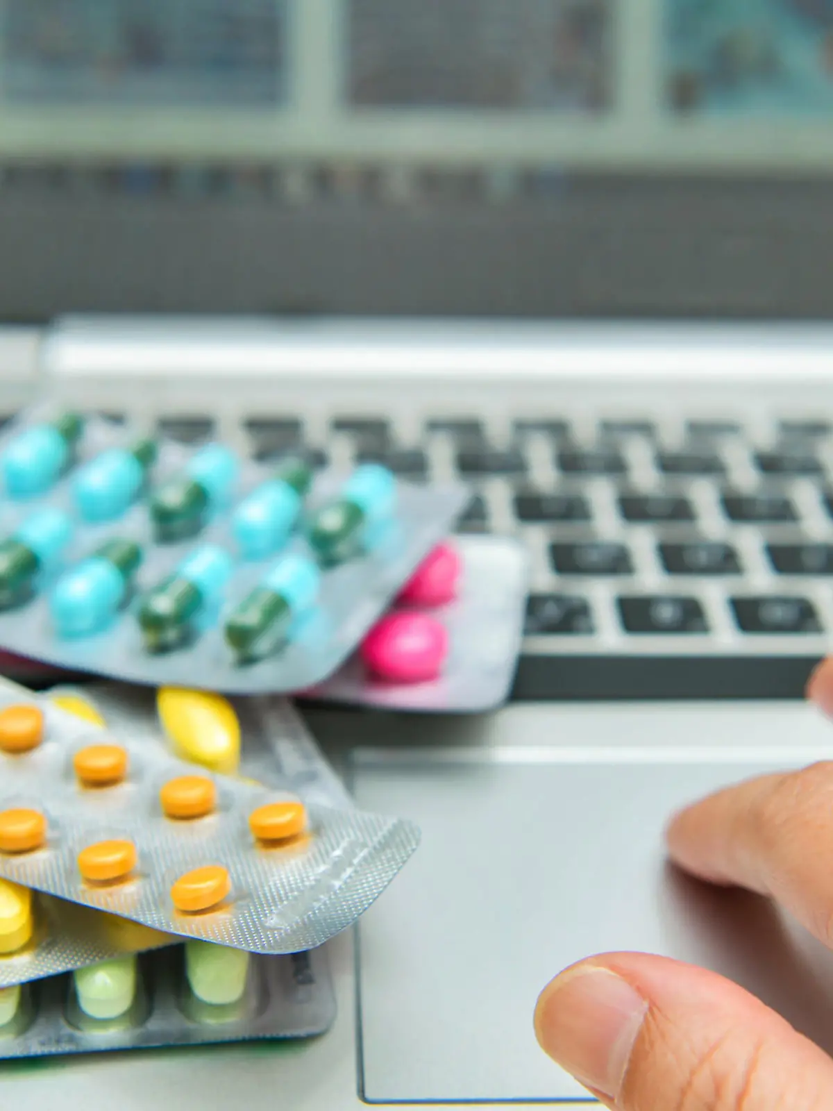 Vor allem bei rezeptfreien Medikamenten locken Online-Apotheken mit vermeintlich günstigen Preisen. Aber spart man hier als Verbraucher wirklich automatisch? Und was muss man bei der Wahl der Online-Apotheke und der Bestellung beachten? Wir zeigen, wie Sie die besten Medikamenten-Schnäppchen finden - im Video.