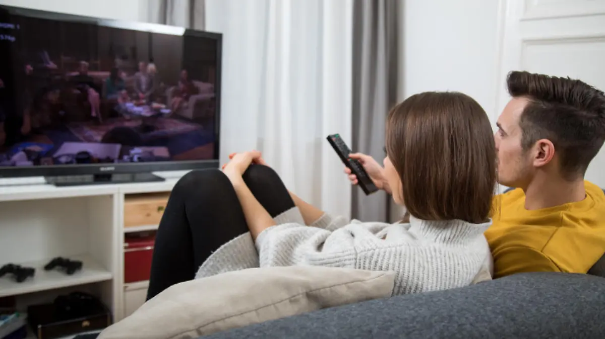 Paar schaut auf der Couch fern