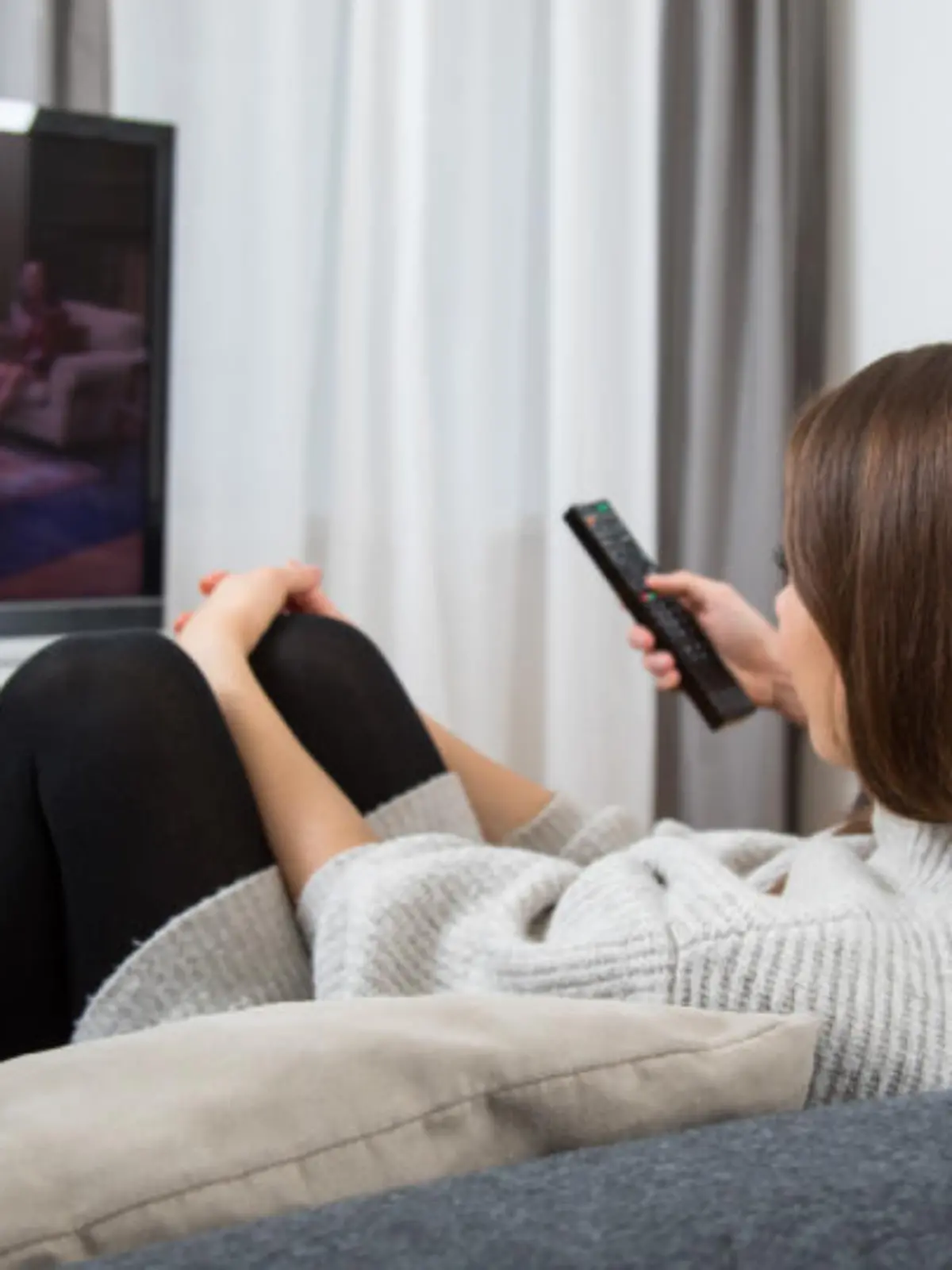 Paar schaut auf der Couch fern