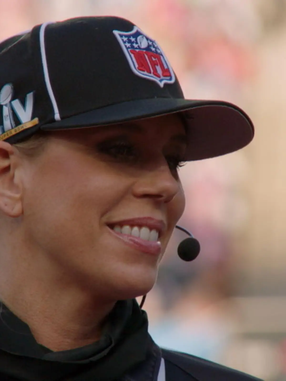Die Dokumentation „Nichts geschenkt! – Die starken Frauen in der NFL“ läuft ab dem 25. April auf RTL+: Erzählt aus der Perspektive weiblicher Führungspersönlichkeiten beleuchtet die fünfteilige Doku über den Verlauf einer gesamten NFL-Saison, wie Frauen Amerikas Sportart Nummer 1 neu definieren und mit alten Klischees aufräumen.