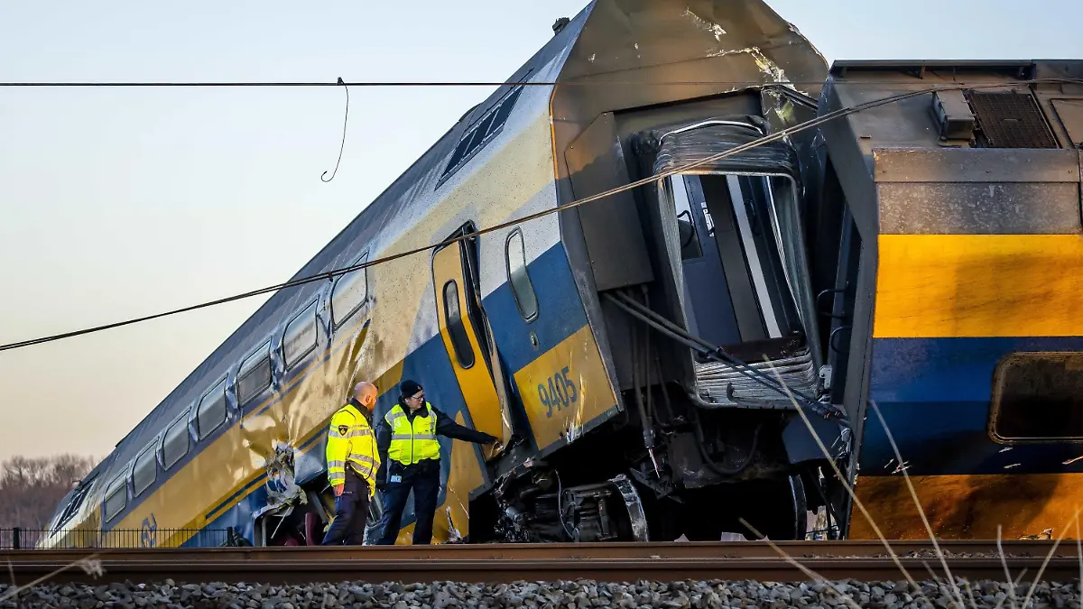 04.04.2023, Niederlande, Voorschoten: Einsatzkräfte eines Rettungsdienstes arbeiten an der Unfallstelle nach einem schweren Zugunglück. 
Der Unfall ereignete sich gegen 3.25 Uhr auf der Strecke von Leiden nach Den Haag beim Ort Voorschoten. Nach Angaben von Augenzeugen sollen ein Güterzug und ein Passagierzug gegen einen Baukran gestoßen sein. Der Passagierzug soll nach Angaben der Feuerwehr und der Bahn entgleist sein. Einige Wagen waren umgestürzt. Foto: Remko De Waal/ANP/dpa +++ dpa-Bildfunk +++