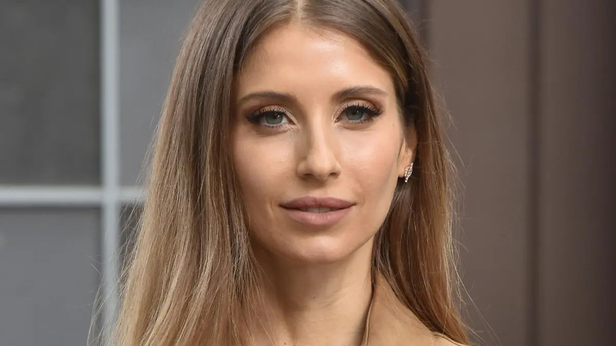 Die Moderatorin Cathy Hummels posiert in der Kulisse der RTL Serie " unter uns " . Ab dem 14.Oktober 2021 wird sie in der Serie als Bea Kienzle nicht nur die Zuschauer verzaubern.