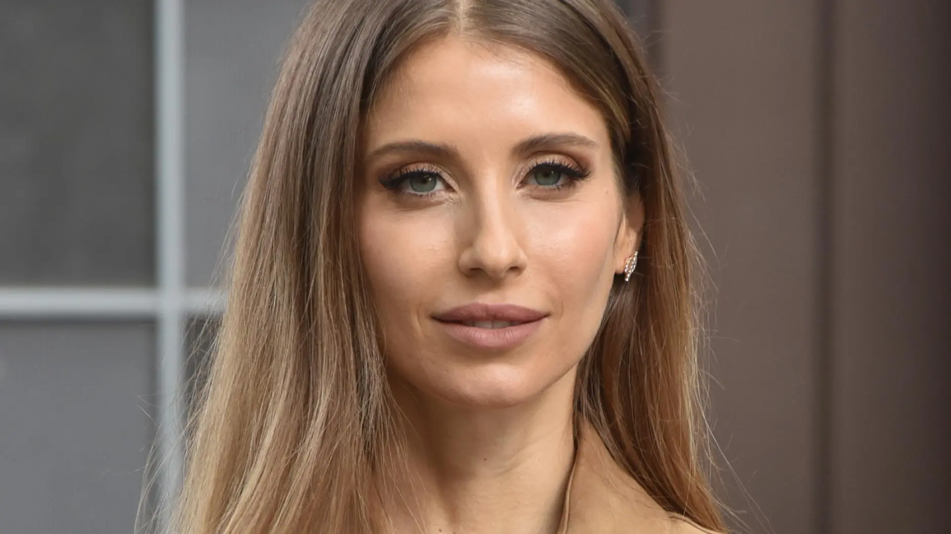 Die Moderatorin Cathy Hummels posiert in der Kulisse der RTL Serie " unter uns " . Ab dem 14.Oktober 2021 wird sie in der Serie als Bea Kienzle nicht nur die Zuschauer verzaubern.