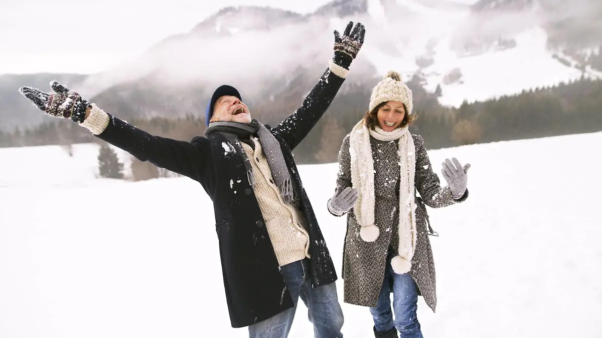 Happy senior couple in the snow model released Symbolfoto PUBLICATIONxINxGERxSUIxAUTxHUNxONLY HAPF02230