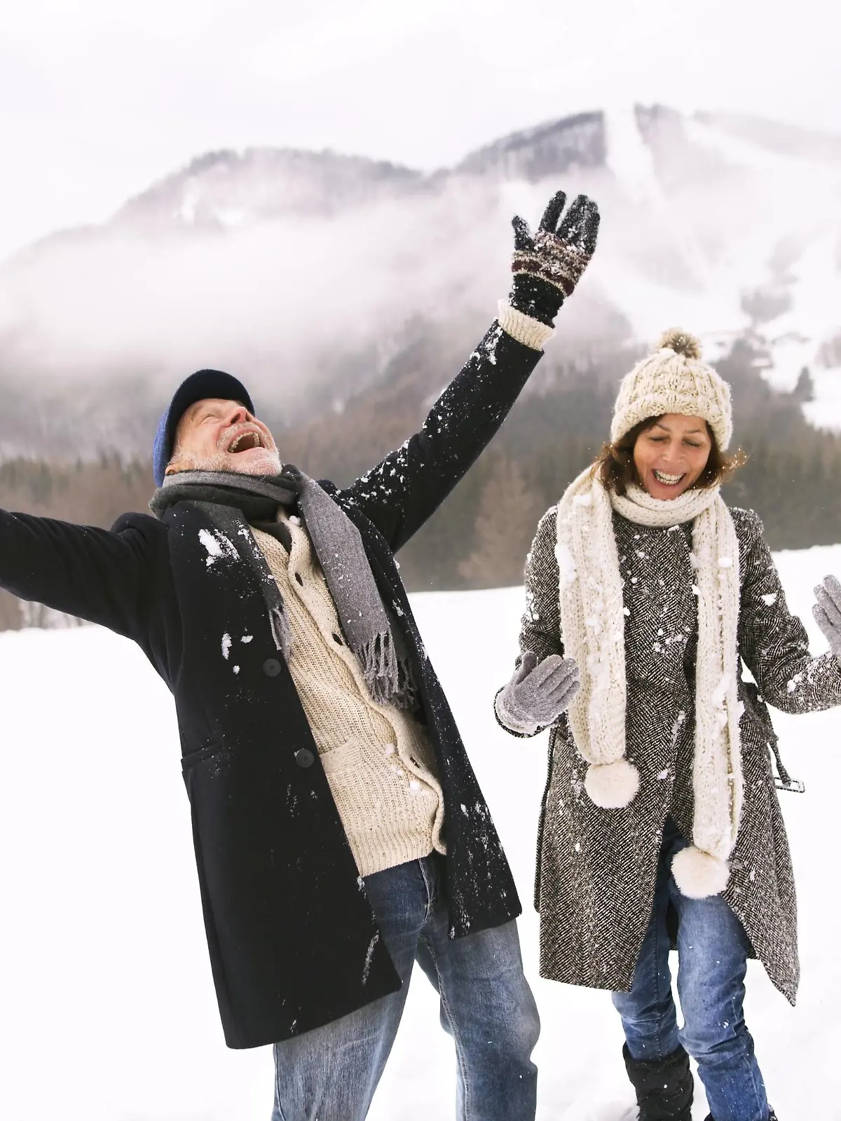 Happy senior couple in the snow model released Symbolfoto PUBLICATIONxINxGERxSUIxAUTxHUNxONLY HAPF02230  