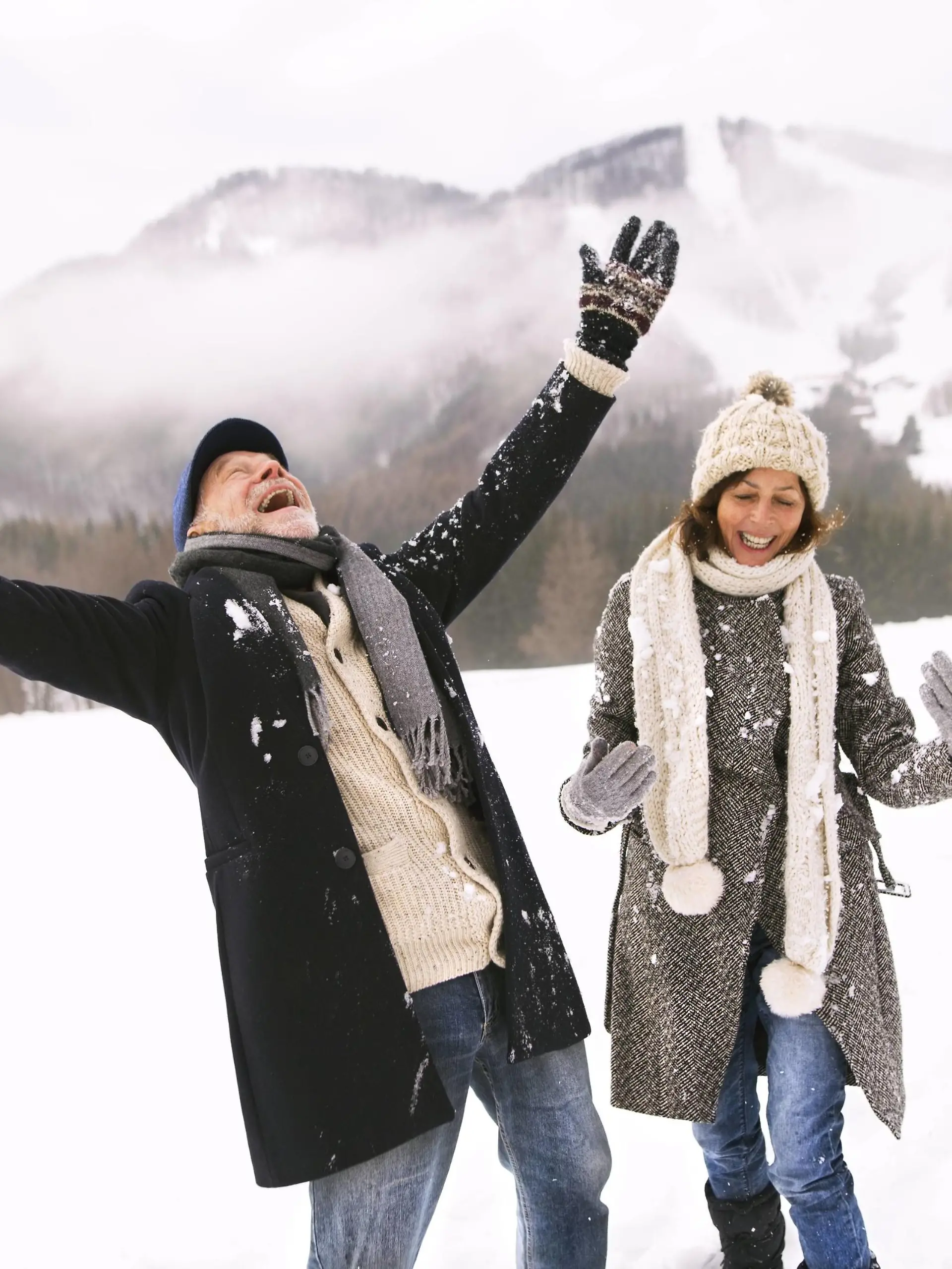Happy senior couple in the snow model released Symbolfoto PUBLICATIONxINxGERxSUIxAUTxHUNxONLY HAPF02230  