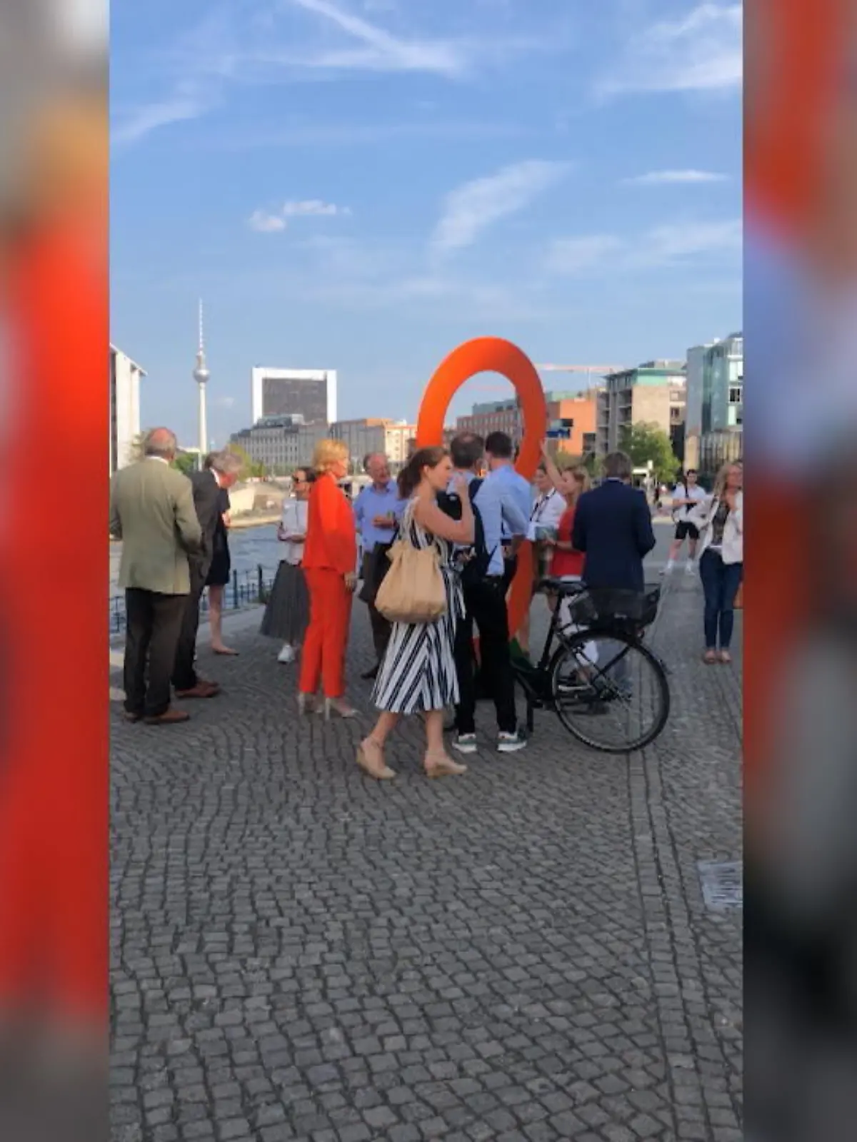 Eigentlich sollte das ein ganz normaler Drehtag werden. Aber was dann passiert hat nicht nur unsere RTL-Reporterin Franca Lehfeldt, sondern auch Influencerin Louisa Dellert überrascht. Sie laufen Landwirtschaftsministerin Julia Klöckner zufällig über den Weg.