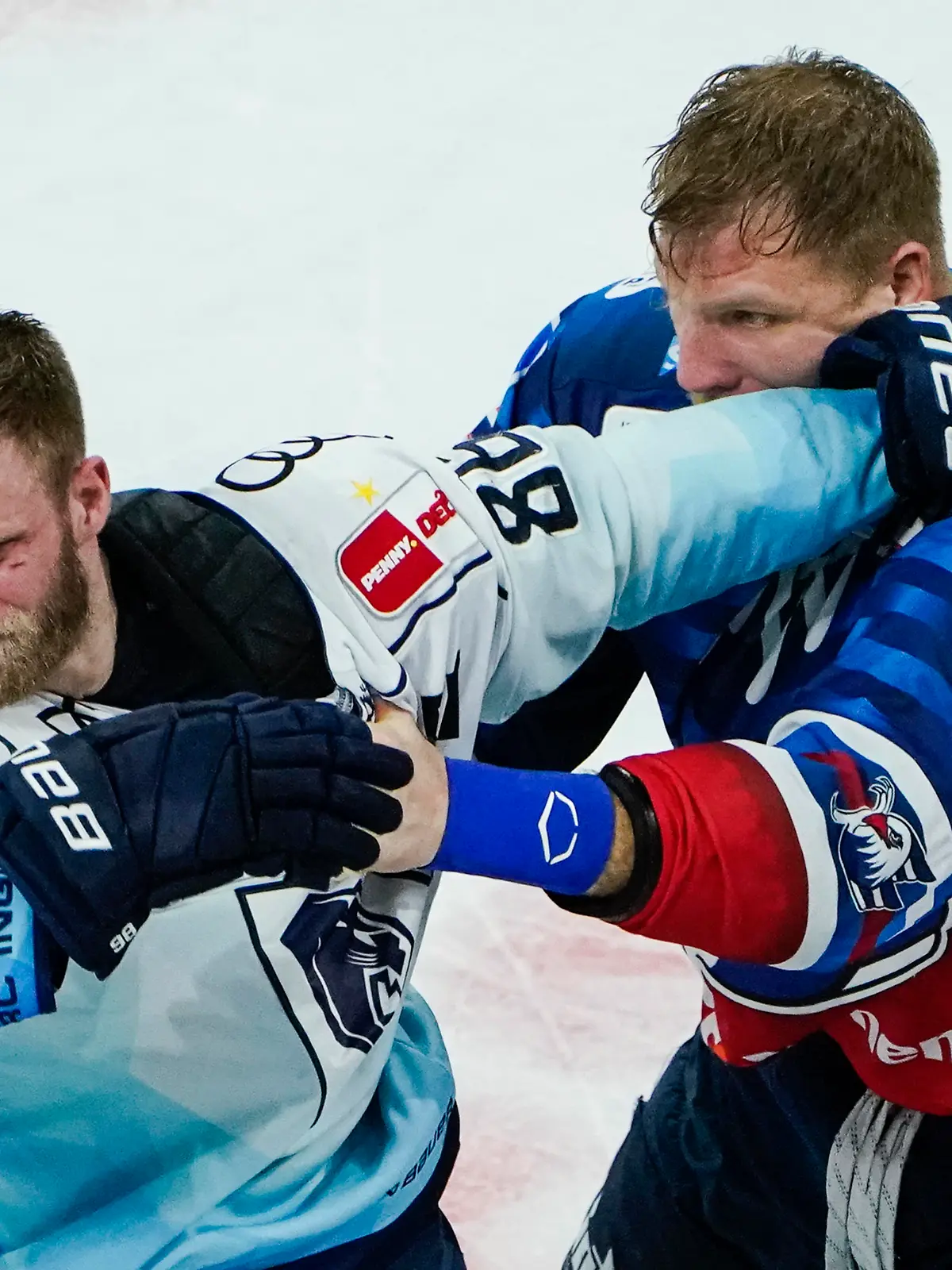 Eishockey, DEL, Adler Mannheim - ERC Ingolstadt, Meisterschaftsrunde, Halbfinale, 2. Spieltag, SAP-Arena. Ingolstadts Daniel Pietta (l) und Mannheims David Wolf haben eine Auseinandersetzung.