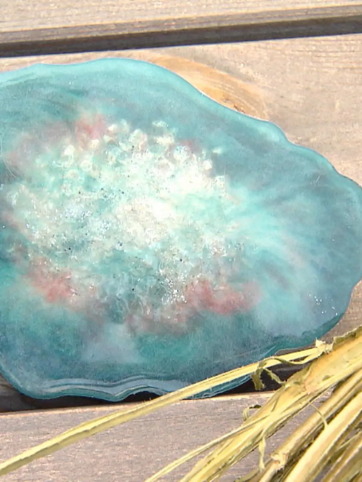 Schöne Muster, tolle Farben: Die sogenannte Resin Art begeistert derzeit das Netz. Was man damit machen kann und wie man solch schöne Kunstwerke bekommt, zeigt uns Bloggerin Johanna Rundel.