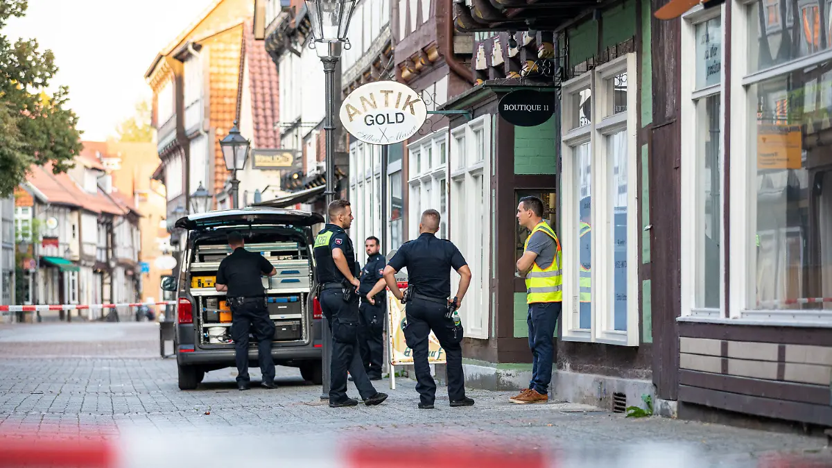 14.09.2020, Niedersachsen, Celle: Einsatzkräfte der Polizei sichern einen Tatort in der Innenstadt. Am Nachmittag haben zwei bewaffnete Männer versucht, einen Juwelier zu überfallen. Einer der Täter wurde tödlich, der andere schwer verletzt. Nach bisherigen Erkenntnissen hatte der Ladeninhaber eine Waffe, die er gegen die Räuber einsetzte. Foto: Moritz Frankenberg/dpa +++ dpa-Bildfunk +++