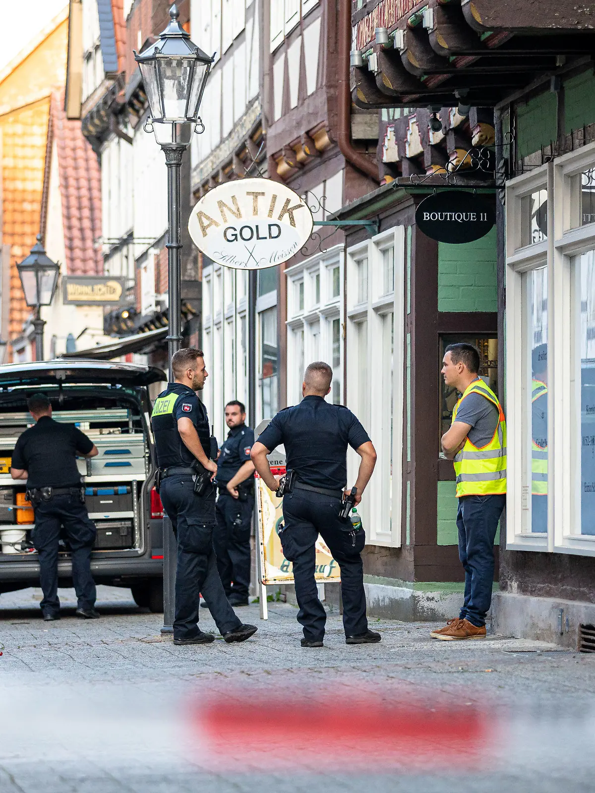 14.09.2020, Niedersachsen, Celle: Einsatzkräfte der Polizei sichern einen Tatort in der Innenstadt. Am Nachmittag haben zwei bewaffnete Männer versucht, einen Juwelier zu überfallen. Einer der Täter wurde tödlich, der andere schwer verletzt. Nach bisherigen Erkenntnissen hatte der Ladeninhaber eine Waffe, die er gegen die Räuber einsetzte. Foto: Moritz Frankenberg/dpa +++ dpa-Bildfunk +++