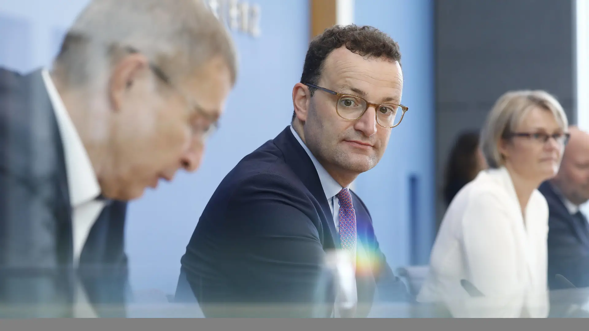 Prof. Klaus Cichutek, Präsident Paul-Ehrlich-Institut PEI, Bundesminister für Gesundheit Jens Spahn, Bundesministerin für Bildung und Forschung Anja Karliczek, Deutschland, Berlin, Bundespressekonferenz, Thema: Unterrichtung der Bundesregierung zu Corona-Impfstoffen *** Prof Klaus Cichutek, President Paul Ehrlich Institut PEI , Federal Minister of Health Jens Spahn, Federal Minister of Education and Research Anja Karliczek, Germany, Berlin, Federal Press Conference, Topic