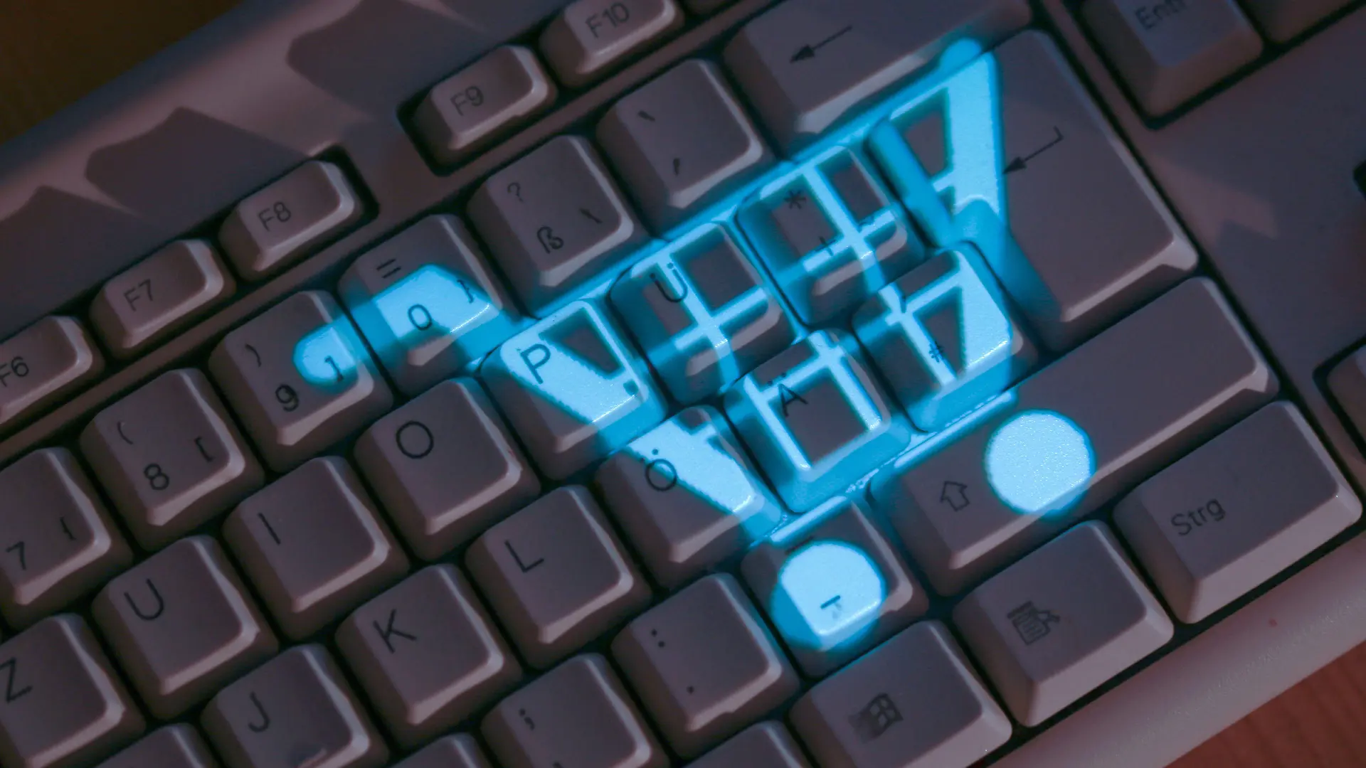 ARCHIV - ILLUSTRATION - 09.01.2014, Mecklenburg-Vorpommern, Schwerin: Das Symbol eines Einkaufskorbs leuchtet auf einer Computertastatur (gestelltes Foto). Die Preise von Produkten ändern sich im Online-Handel öfter und schneller, als es die Verbraucher von den Geschäften in den Innenstädten gewohnt sind. (zu dpa «Studie: Online-Händler ändern Preise häufig» vom 06.08.2018) Foto: Jens Büttner/dpa +++ dpa-Bildfunk +++