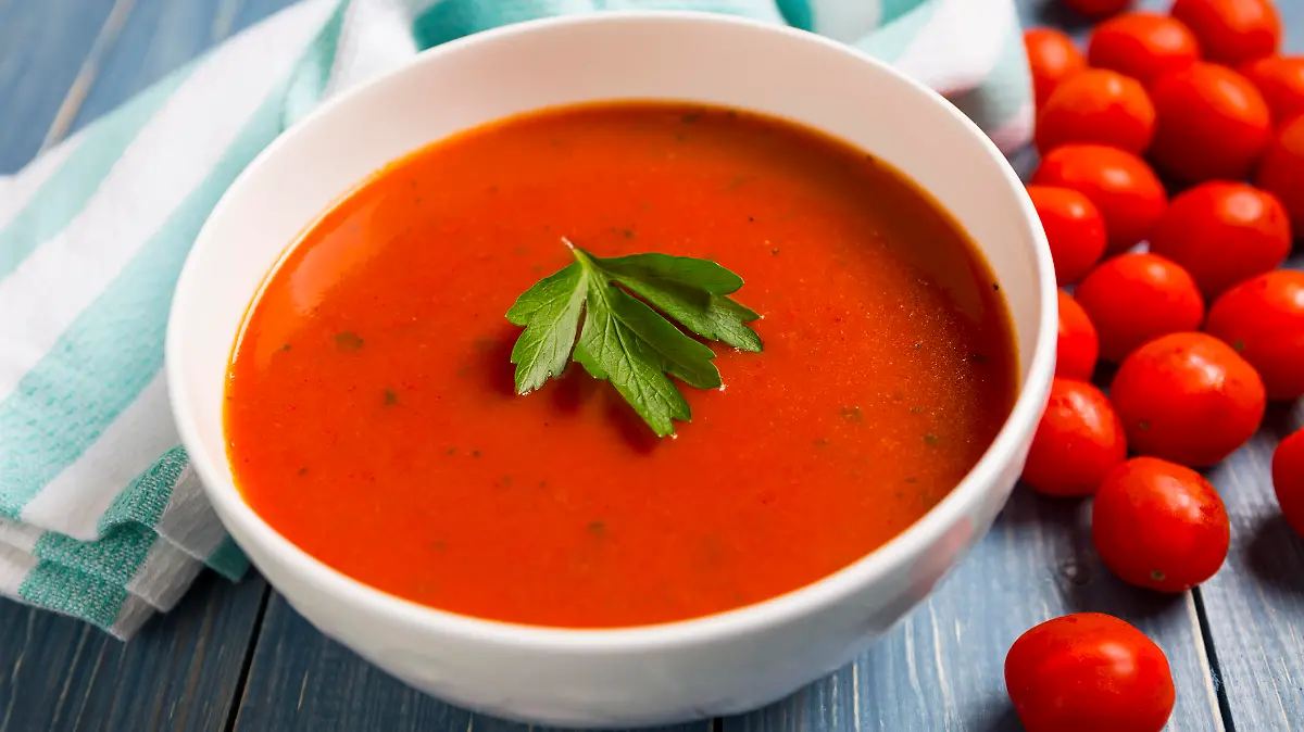 Ein Teller Tomatensuppe