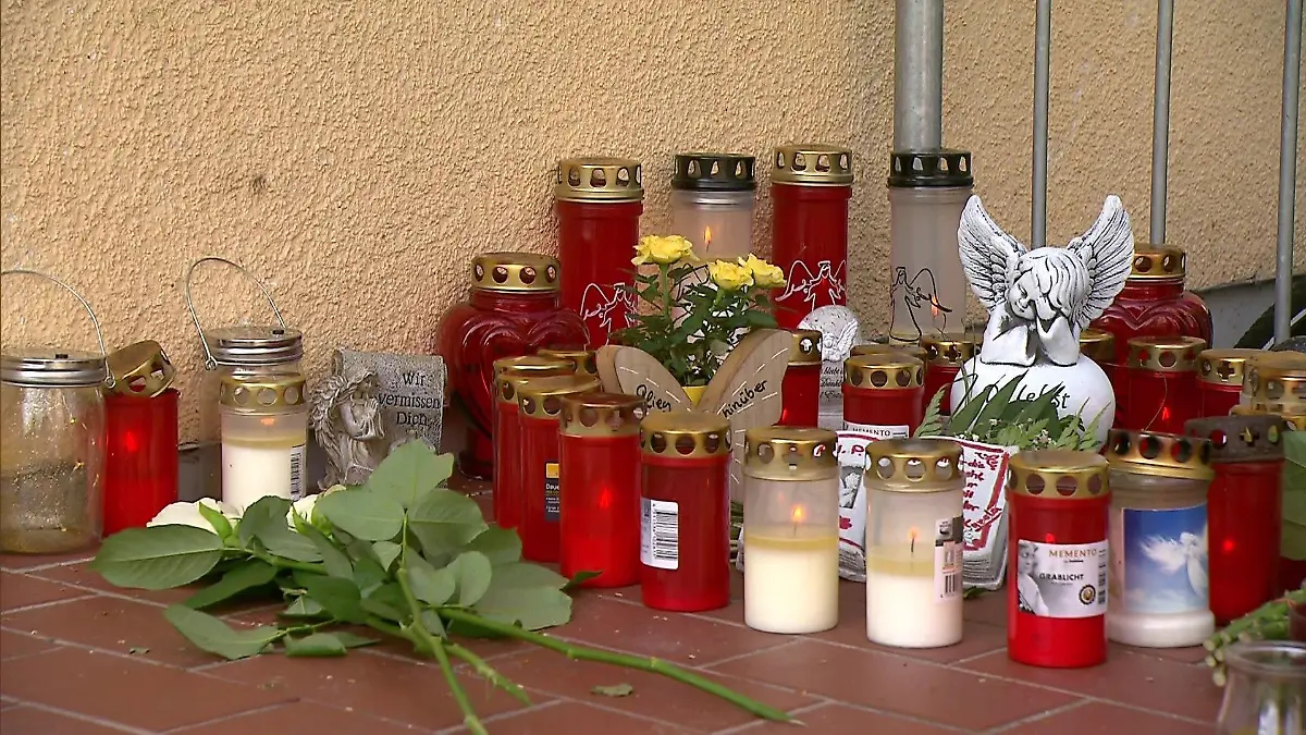 Blumen und Kerzen vor dem Haus der getöteten 27-Jährigen.