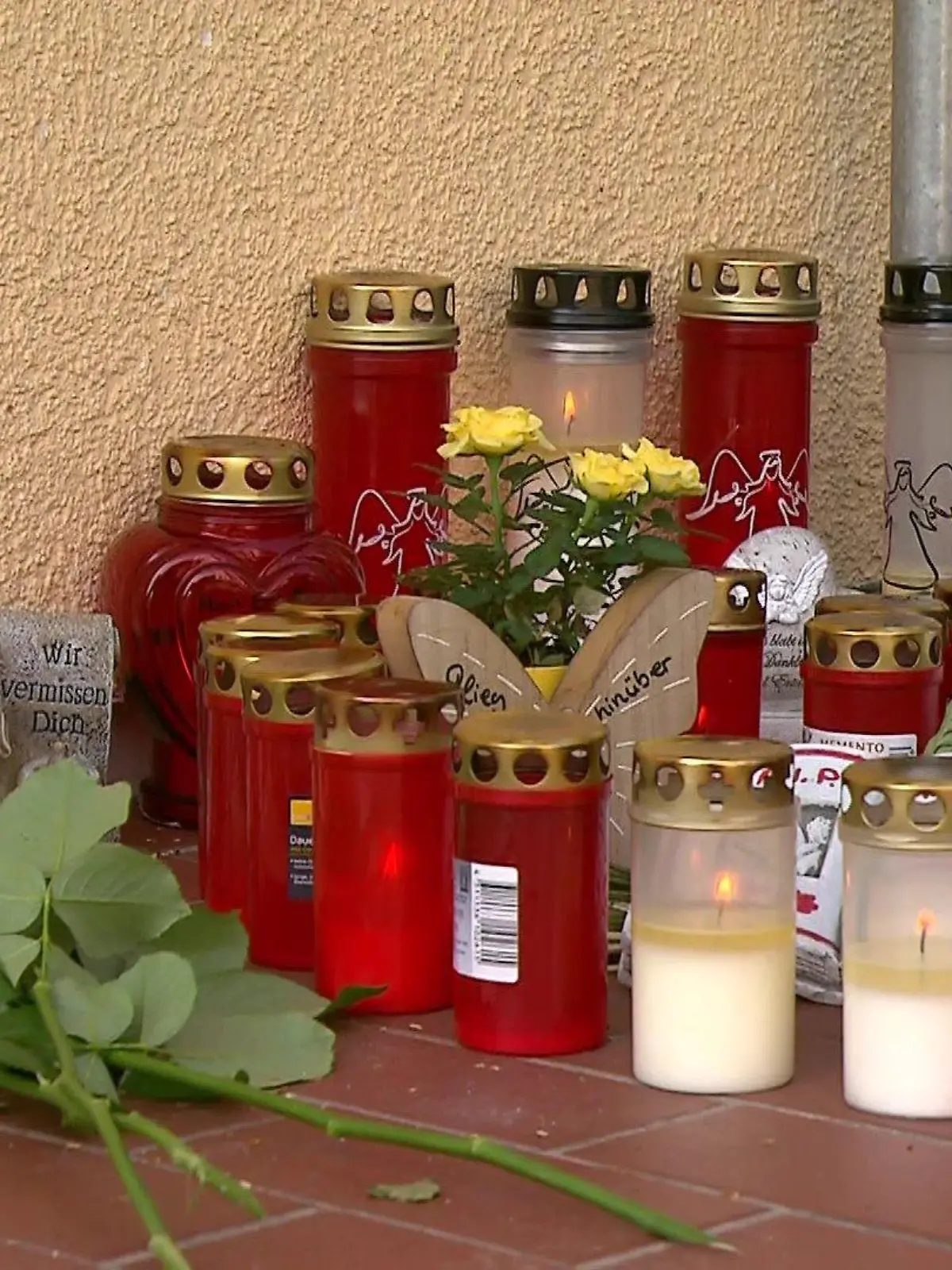Blumen und Kerzen vor dem Haus der getöteten 27-Jährigen.
