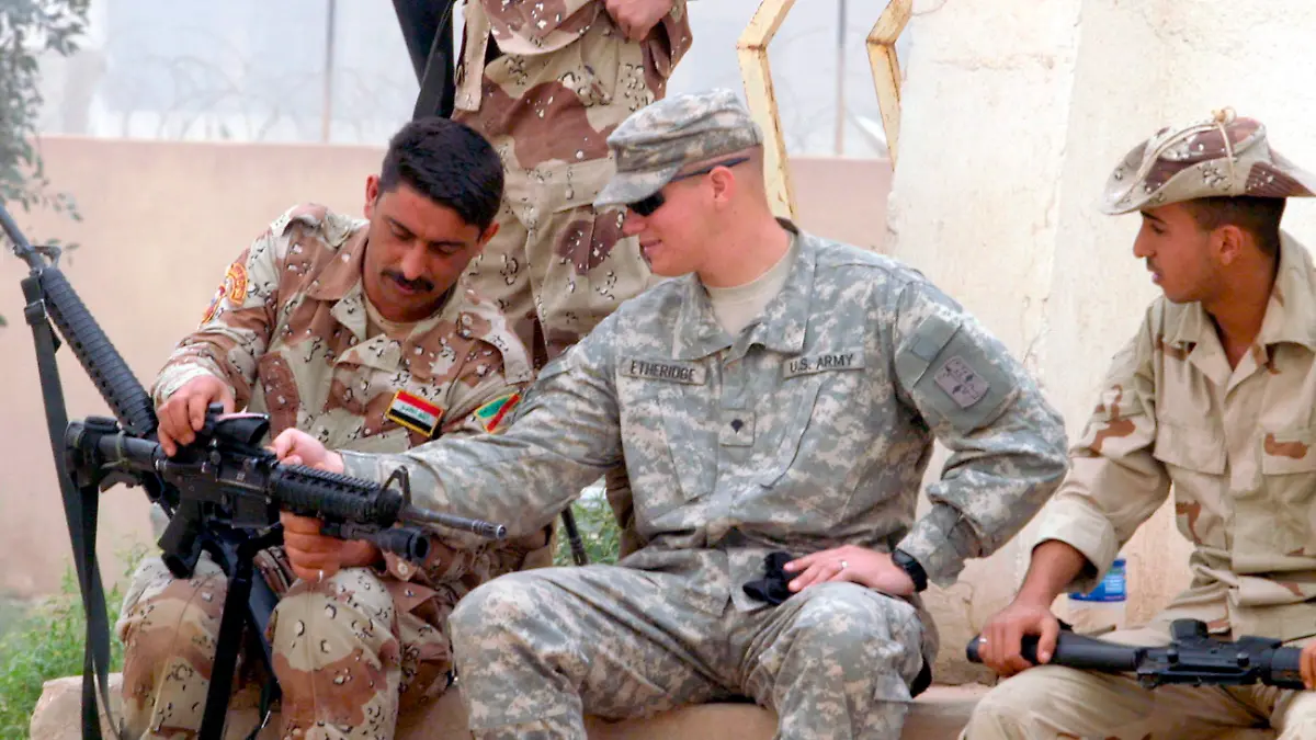 epa04481005 (FILE) A US soldier (C) shows an Iraqi soldier how to use a weapon during a training session by US soldiers in a military base in Karbala, southern Iraq, 15 March 2009. The United States is sending up to 1,500 more soldiers in non-combat roles to help the Iraqi Army fight the Islamic State insurgency, the Pentagon said on 07 November 2014. The US has been bombing Islamic State (IS) targets in Iraq and more recently in Syria since August 2014. The jihadist group has seized large territories in both countries. About half of the new 1,500 soldiers will be trainers, but there is 'no intent' to put them in the field with Iraqi forces, according to the Pentagon. EPA/ALAA AL-SHEMAREE +++(c) dpa - Bildfunk+++