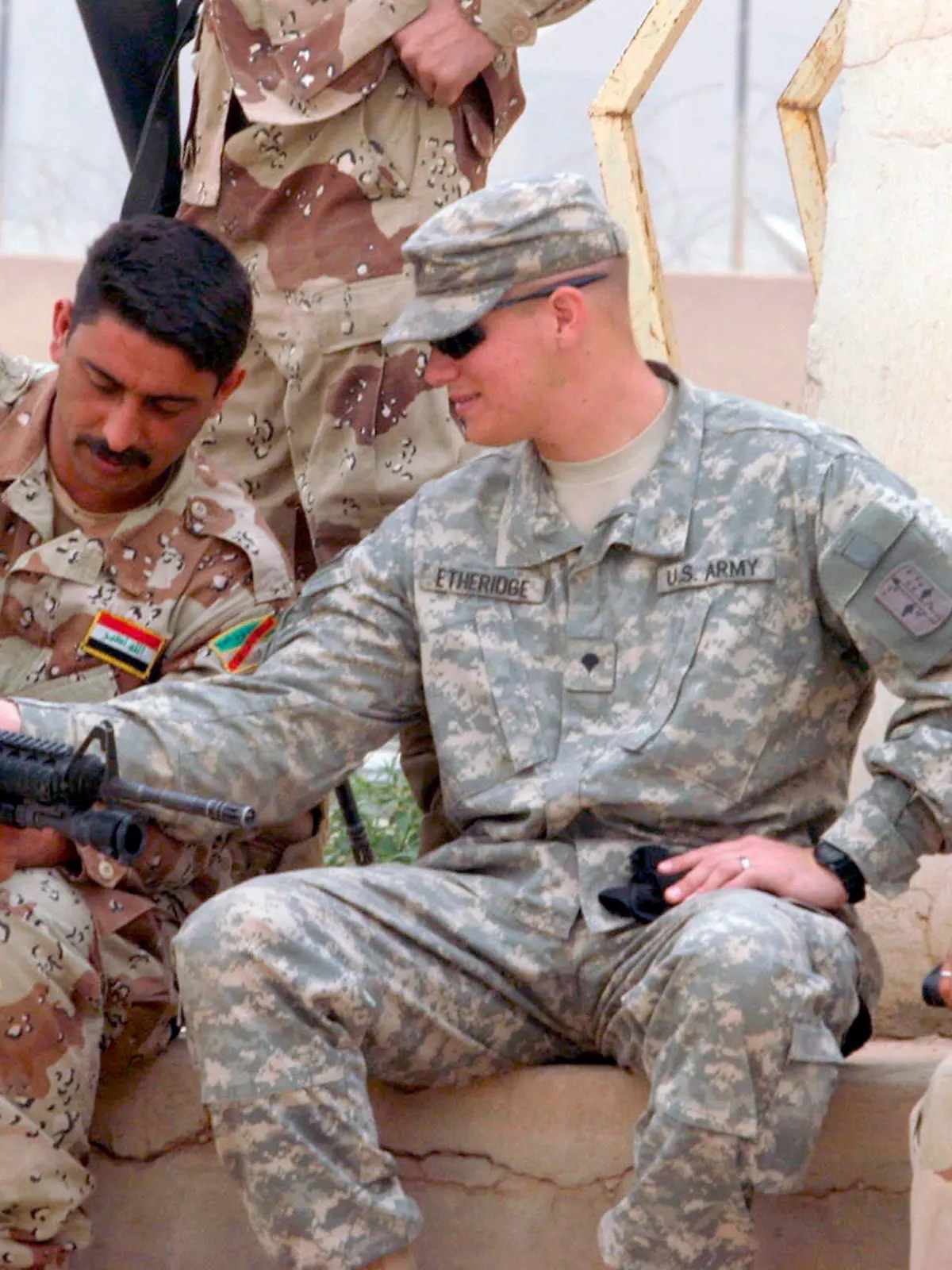 epa04481005 (FILE) A US soldier (C) shows an Iraqi soldier how to use a weapon during a training session by US soldiers in a military base in Karbala, southern Iraq, 15 March 2009. The United States is sending up to 1,500 more soldiers in non-combat roles to help the Iraqi Army fight the Islamic State insurgency, the Pentagon said on 07 November 2014. The US has been bombing Islamic State (IS) targets in Iraq and more recently in Syria since August 2014. The jihadist group has seized large territories in both countries. About half of the new 1,500 soldiers will be trainers, but there is 'no intent' to put them in the field with Iraqi forces, according to the Pentagon. EPA/ALAA AL-SHEMAREE +++(c) dpa - Bildfunk+++