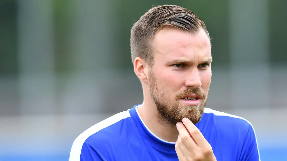 ARCHIV - 19.06.2018, Hessen, Darmstadt: 2. Bundesliga, SV Darmstadt 98, Trainingsauftakt, im Merck-Stadion am Böllenfalltor. Darmstadts Kevin Großkreutz gestikuliert. Großkreutz hat in der Oberliga Westfalen eine Rote Karte wegen eines verbalen Ausrutschers bekommen und dürfte auch seinen Posten als Spielertrainer verlieren. (zu dpa: «Großkreutz sieht Rot in der Oberliga: «Darf mir nicht passieren»») Foto: Uwe Anspach/dpa +++ dpa-Bildfunk +++