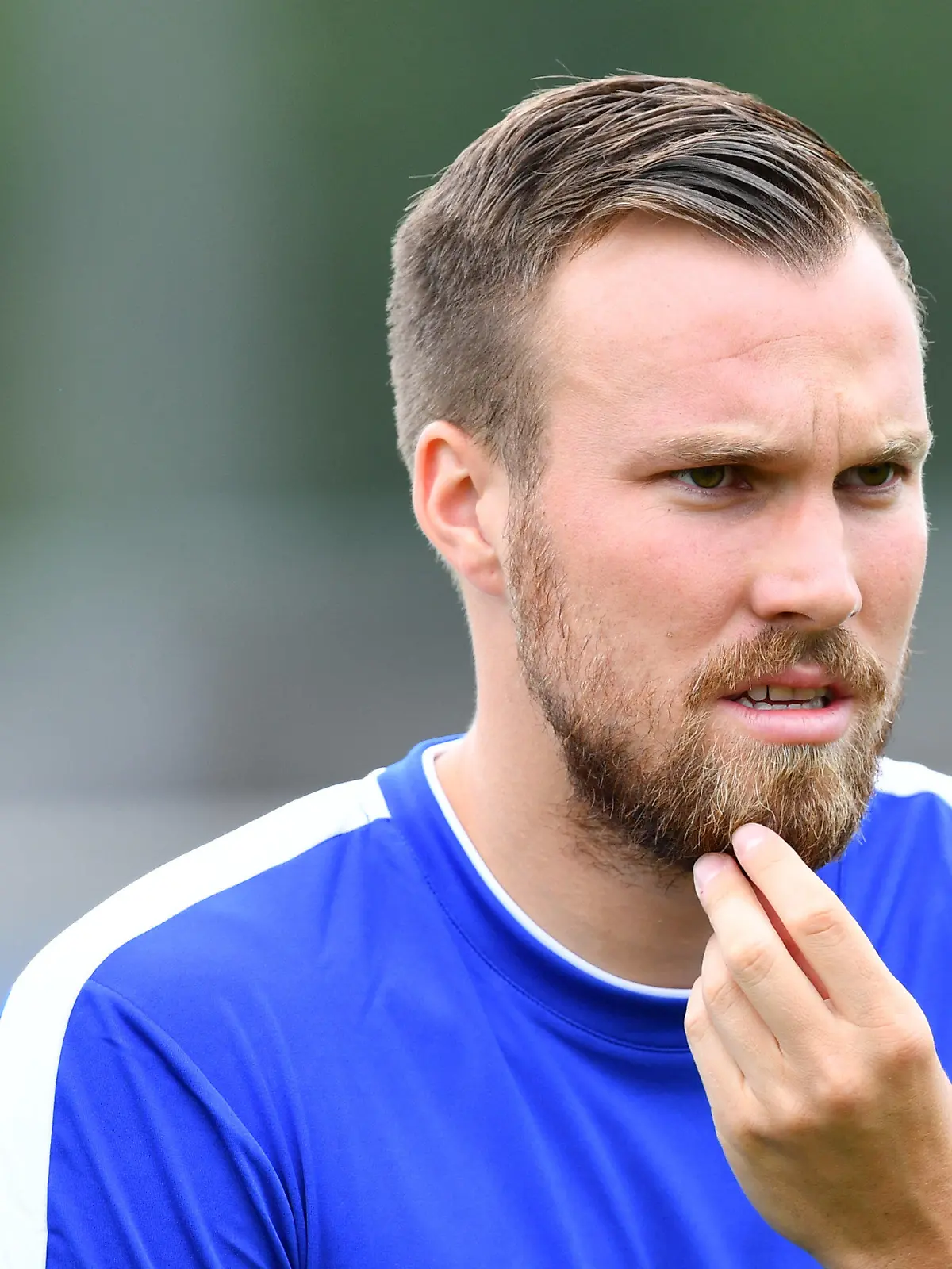 ARCHIV - 19.06.2018, Hessen, Darmstadt: 2. Bundesliga, SV Darmstadt 98, Trainingsauftakt, im Merck-Stadion am Böllenfalltor. Darmstadts Kevin Großkreutz gestikuliert. Großkreutz hat in der Oberliga Westfalen eine Rote Karte wegen eines verbalen Ausrutschers bekommen und dürfte auch seinen Posten als Spielertrainer verlieren. (zu dpa: «Großkreutz sieht Rot in der Oberliga: «Darf mir nicht passieren»») Foto: Uwe Anspach/dpa +++ dpa-Bildfunk +++