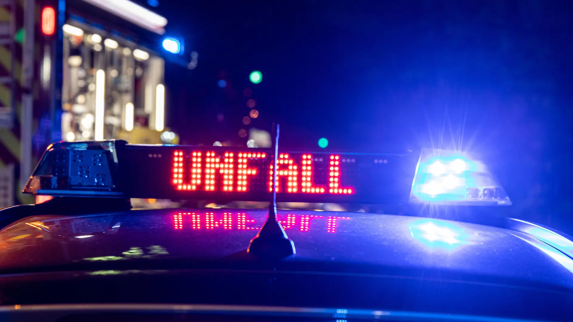 Osnabrueck, Deutschland 10. August 2021: Ein Einsatzfahrzeug, Streifenwagen der Polizei mit Blaulicht und dem Schriftzug Unfall im Display bei einem Verkehrsunfall im Einsatz. Niedersachsen *** Osnabrueck, Germany 10 August 2021 An emergency vehicle, patrol car of the police with blue light and the lettering accident in the display during a traffic accident in use Lower Saxony Copyright: xFotostandx/xReissx 
